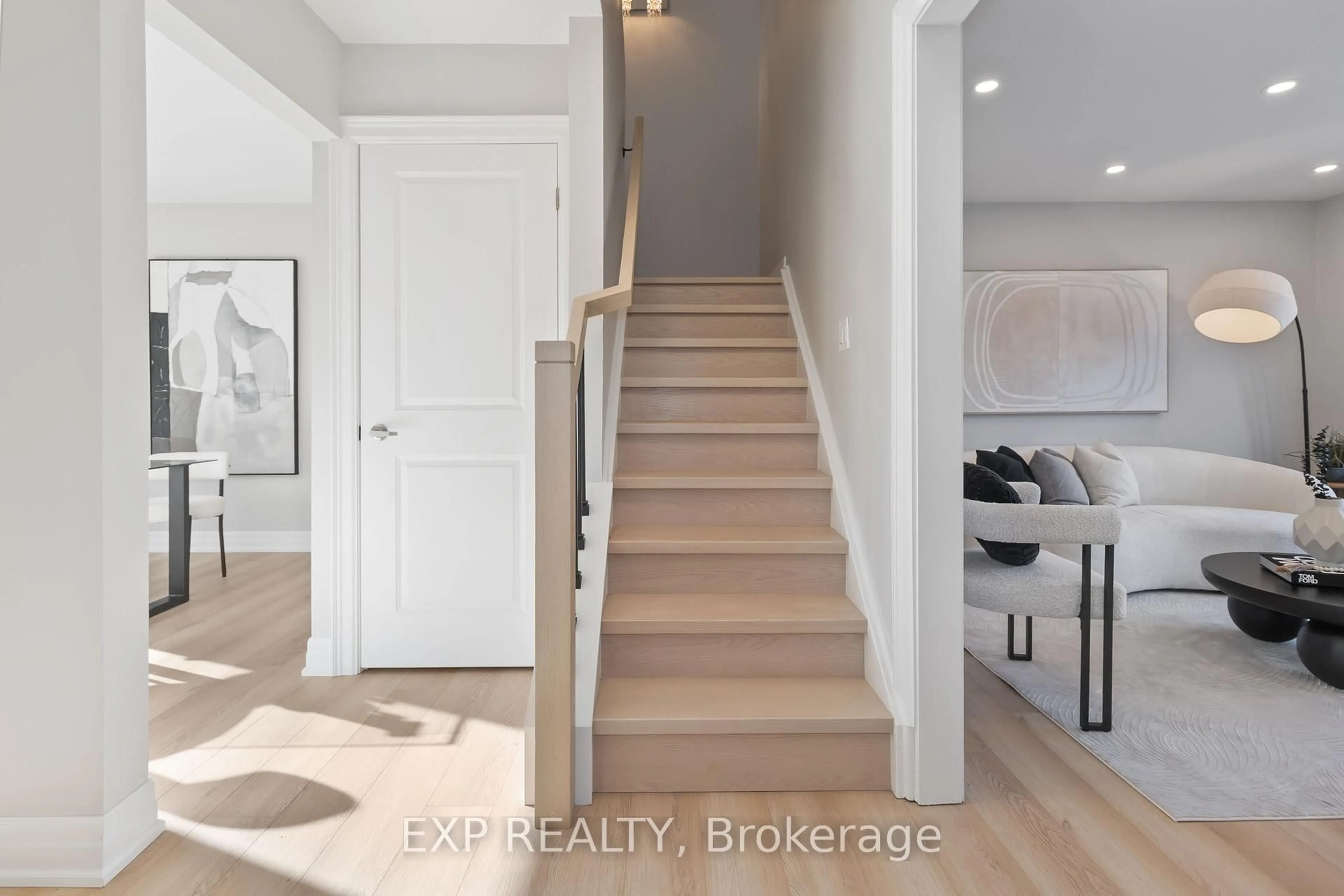 Indoor entryway for 77 Brantwood Park Rd, Brantford Ontario N3P 1E8