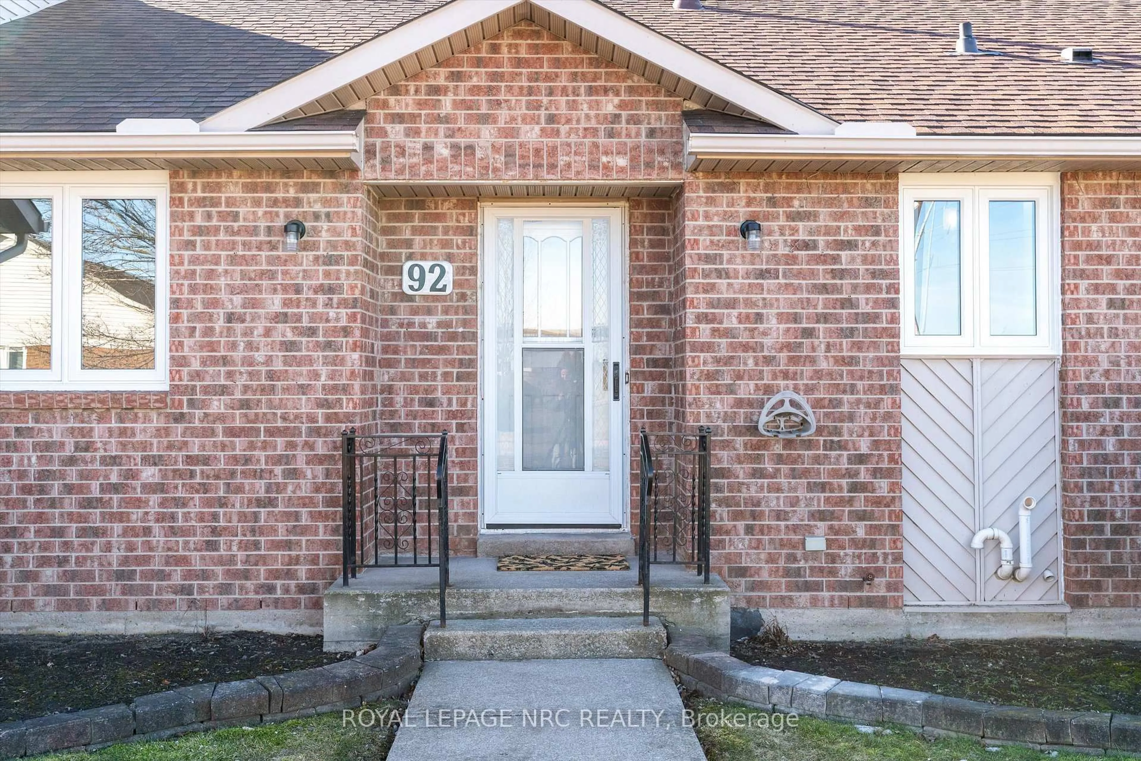 Home with brick exterior material, street for 122 Bunting Rd #92, St. Catharines Ontario L2P 3X7