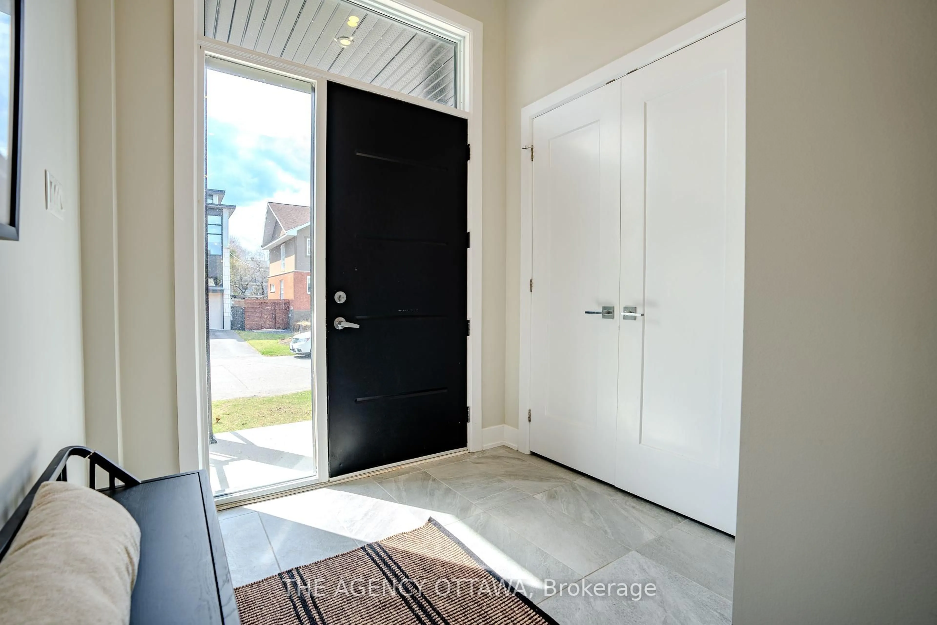 Indoor entryway for 223 ROYAL Ave, Carlingwood - Westboro and Area Ontario K2A 1T8