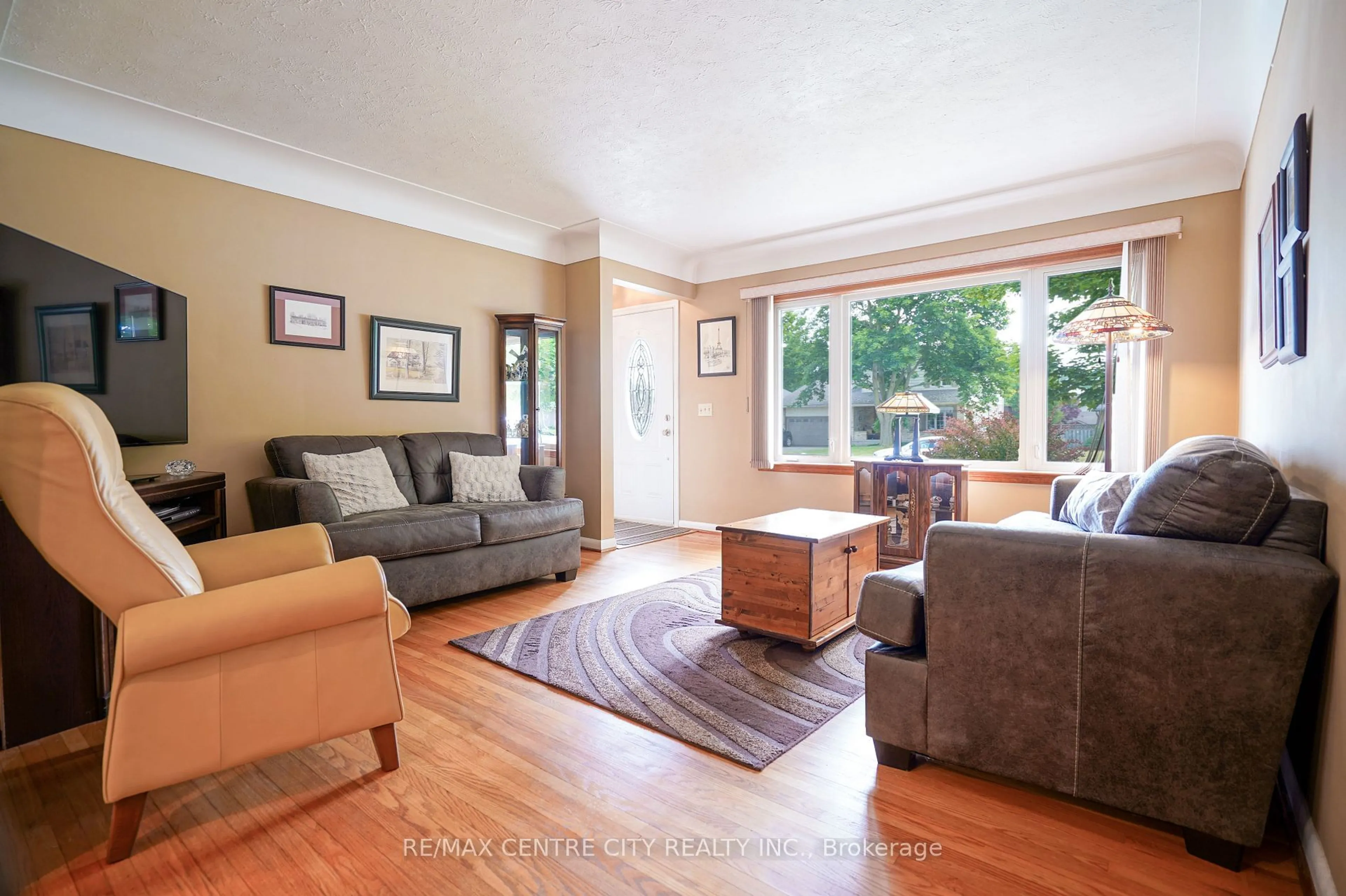 Living room with furniture, wood/laminate floor for 346 DRURY Lane, Strathroy-Caradoc Ontario N7G 3G1