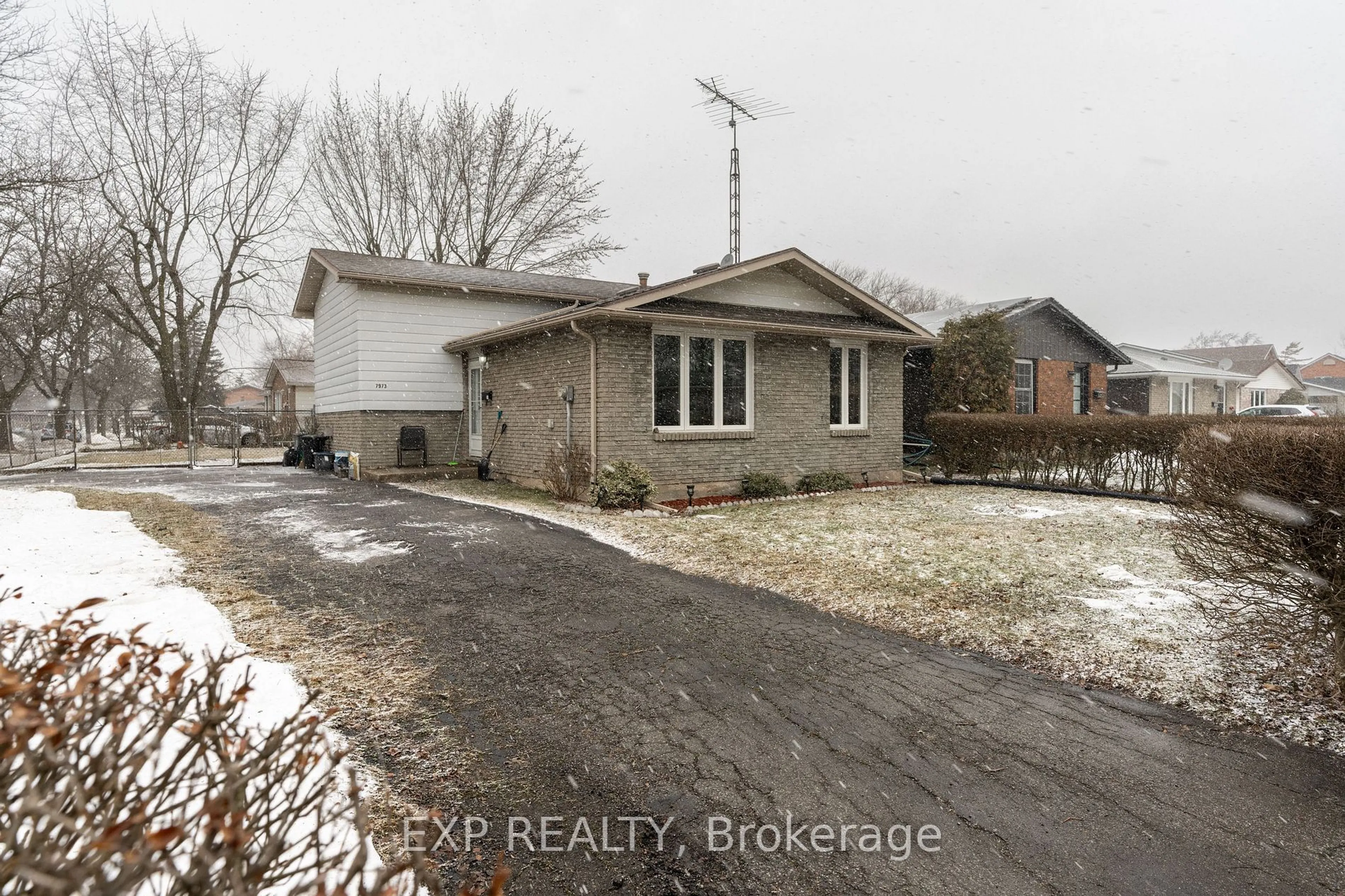 A pic from outside/outdoor area/front of a property/back of a property/a pic from drone, street for 7973 Paddock Trail Dr, Niagara Falls Ontario L2H 1W7