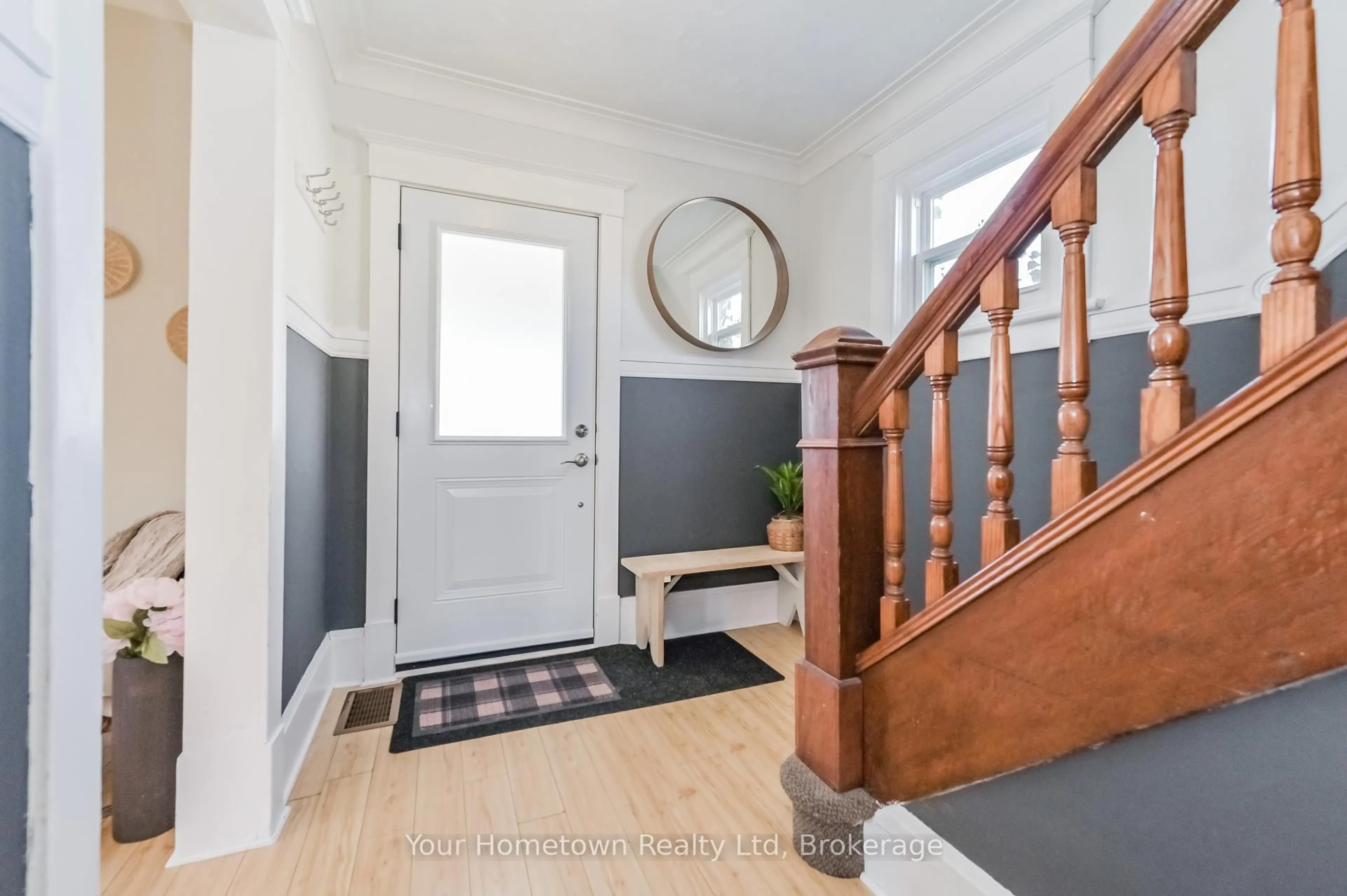 Indoor entryway for 660 St. Andrew St, Centre Wellington Ontario N1M 1P6