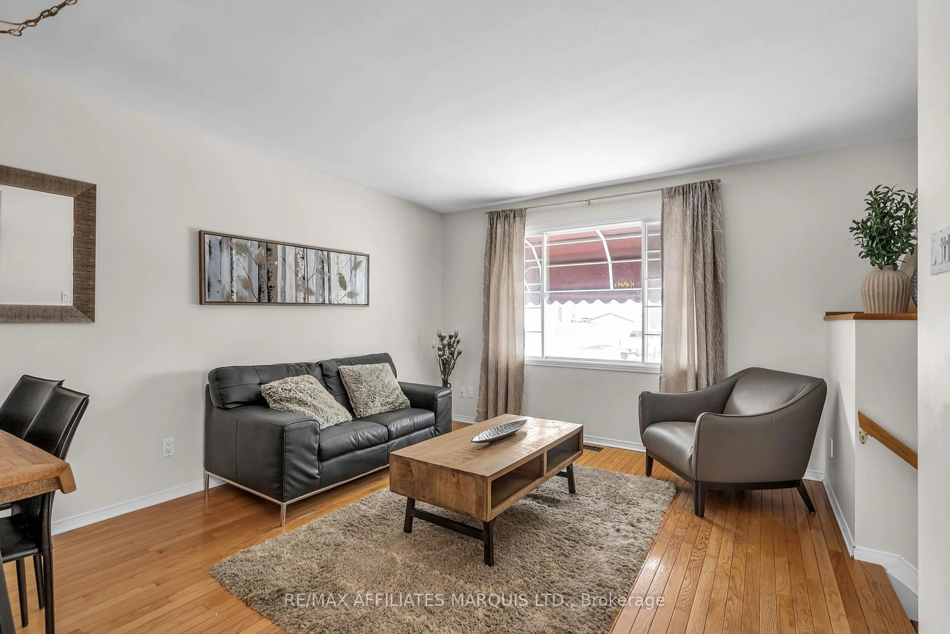 Living room with furniture, unknown for 407 Carleton St, Cornwall Ontario K6H 4X9