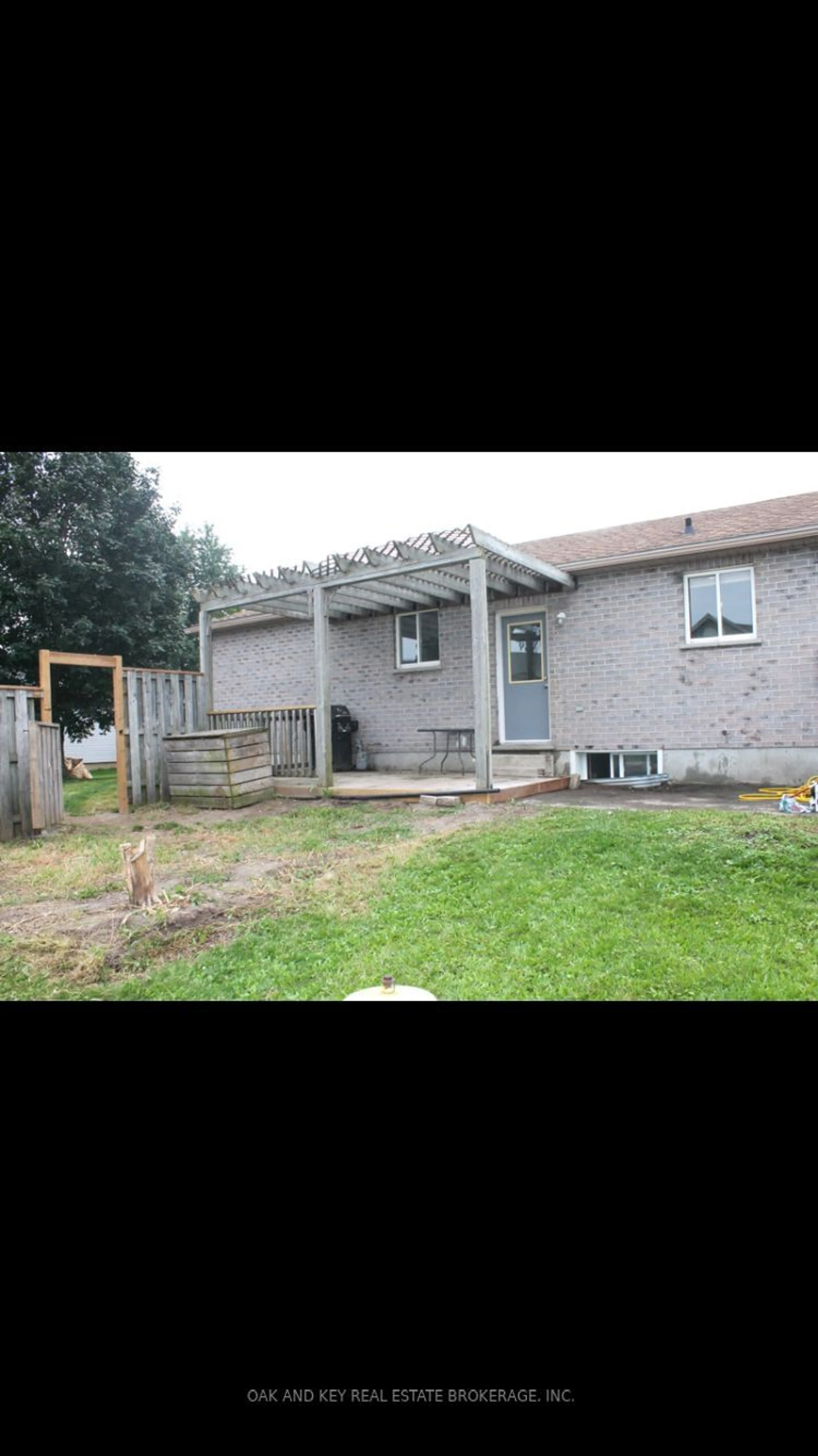 A pic from outside/outdoor area/front of a property/back of a property/a pic from drone, street for 330 FLEMIMG Dr, London Ontario N5V 4Y6