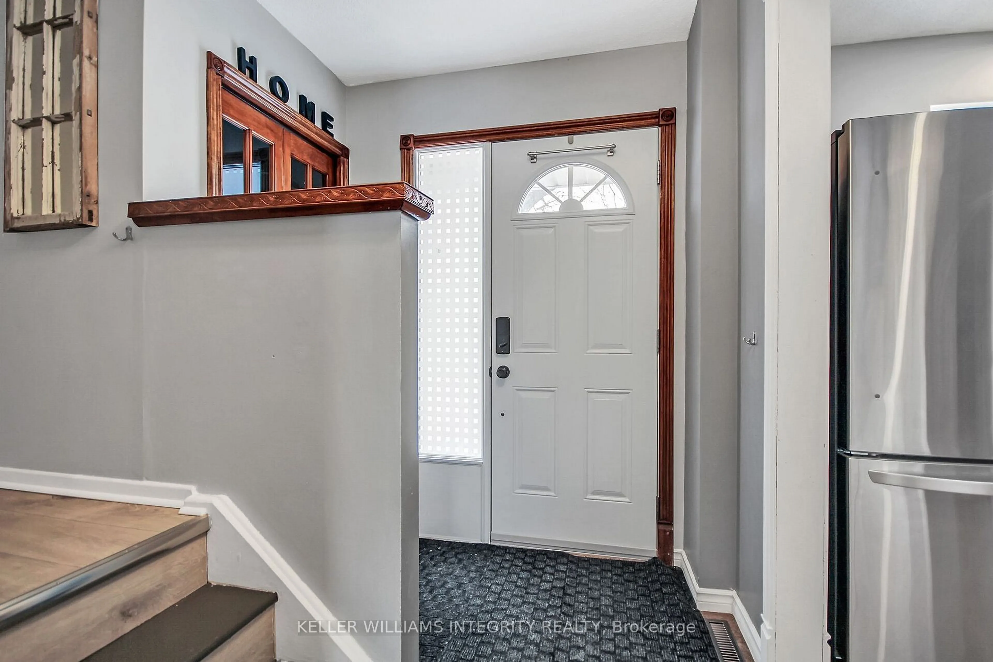 Indoor entryway for 235 Pickford Dr #56, Kanata Ontario K2L 2C6