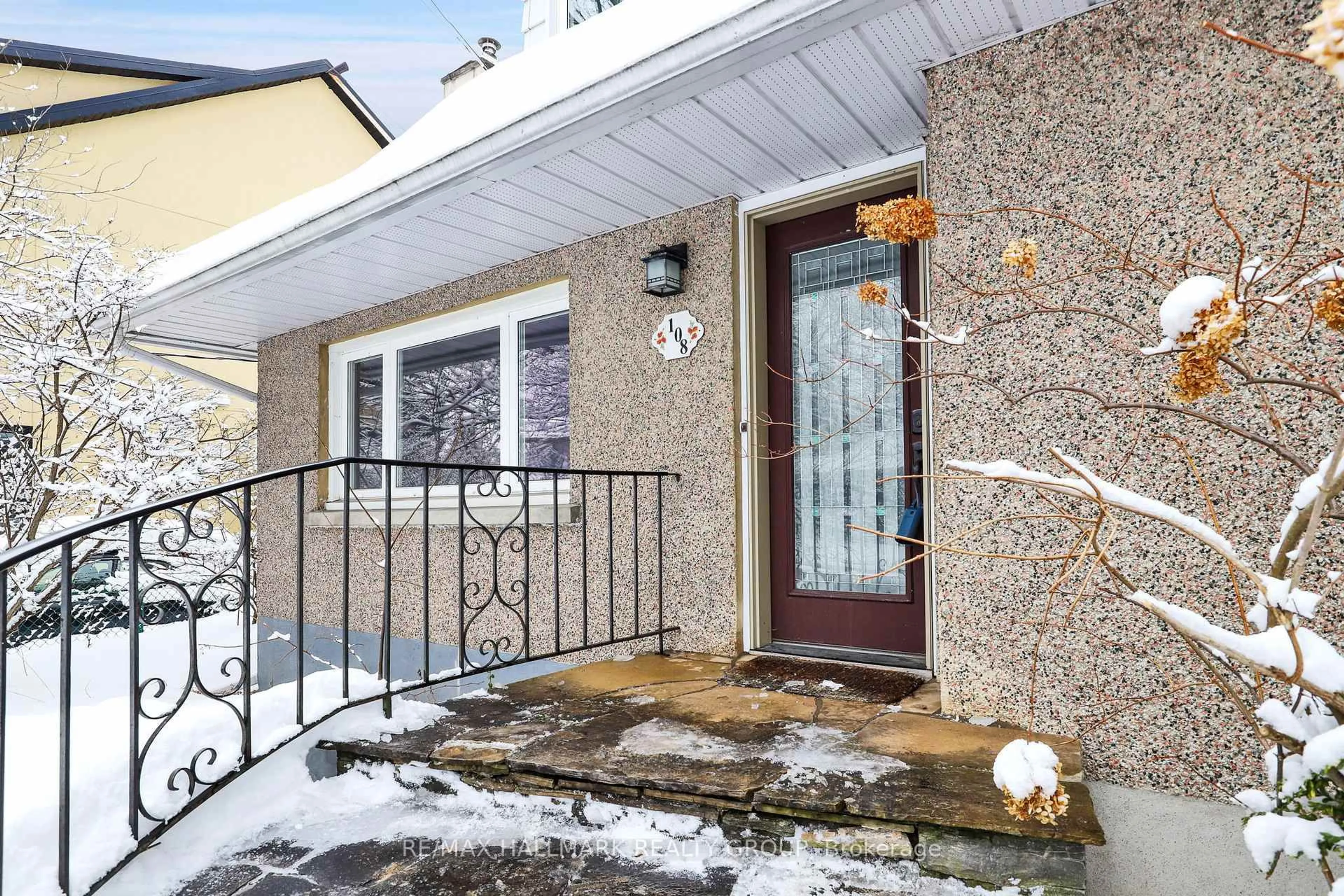 Indoor entryway for 108 Clearview Ave, Tunneys Pasture and Ottawa West Ontario K1Y 2K9