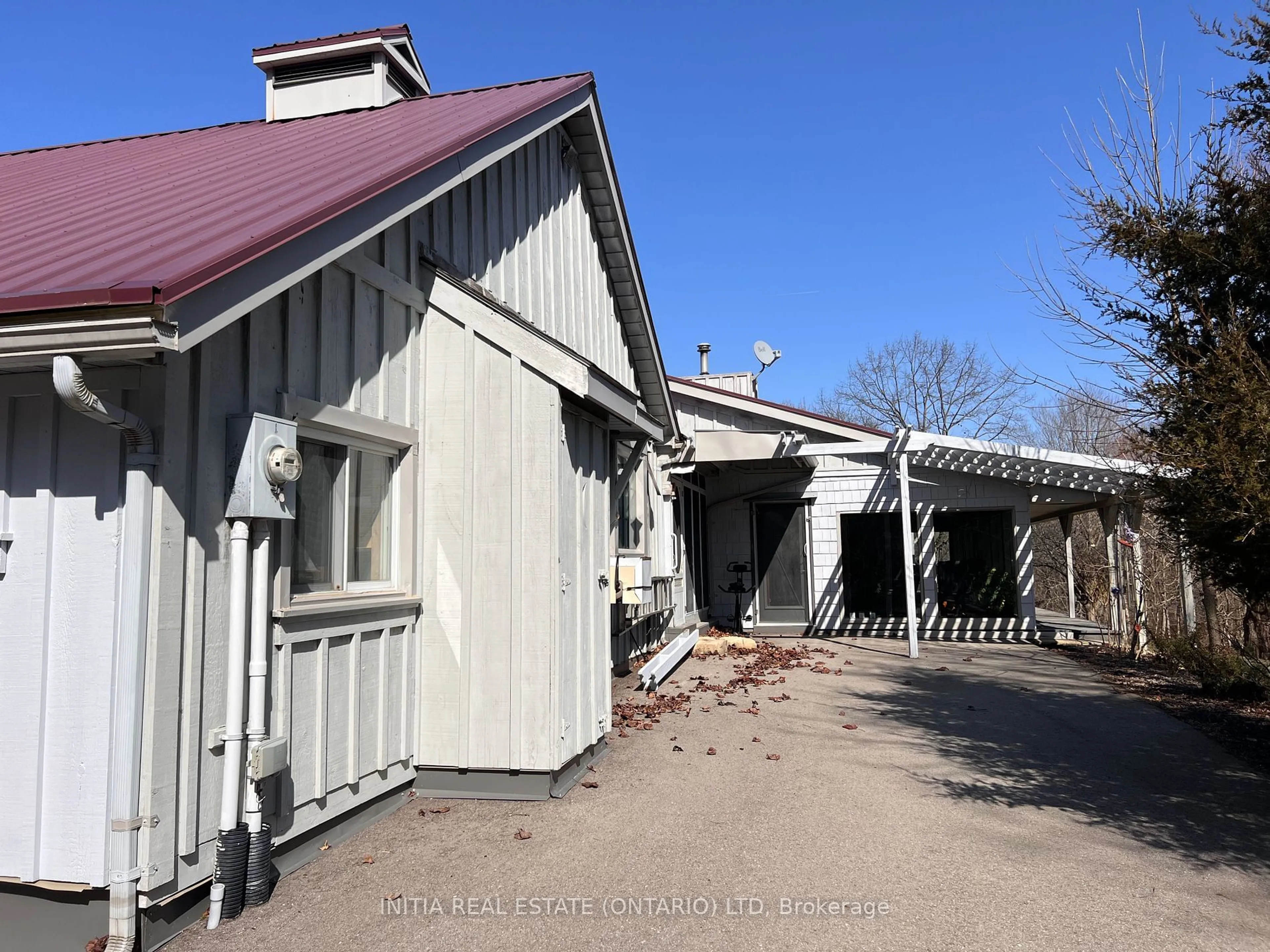 A pic from outside/outdoor area/front of a property/back of a property/a pic from drone, building for 42420 Dexter Line, Central Elgin Ontario N0L 2L0