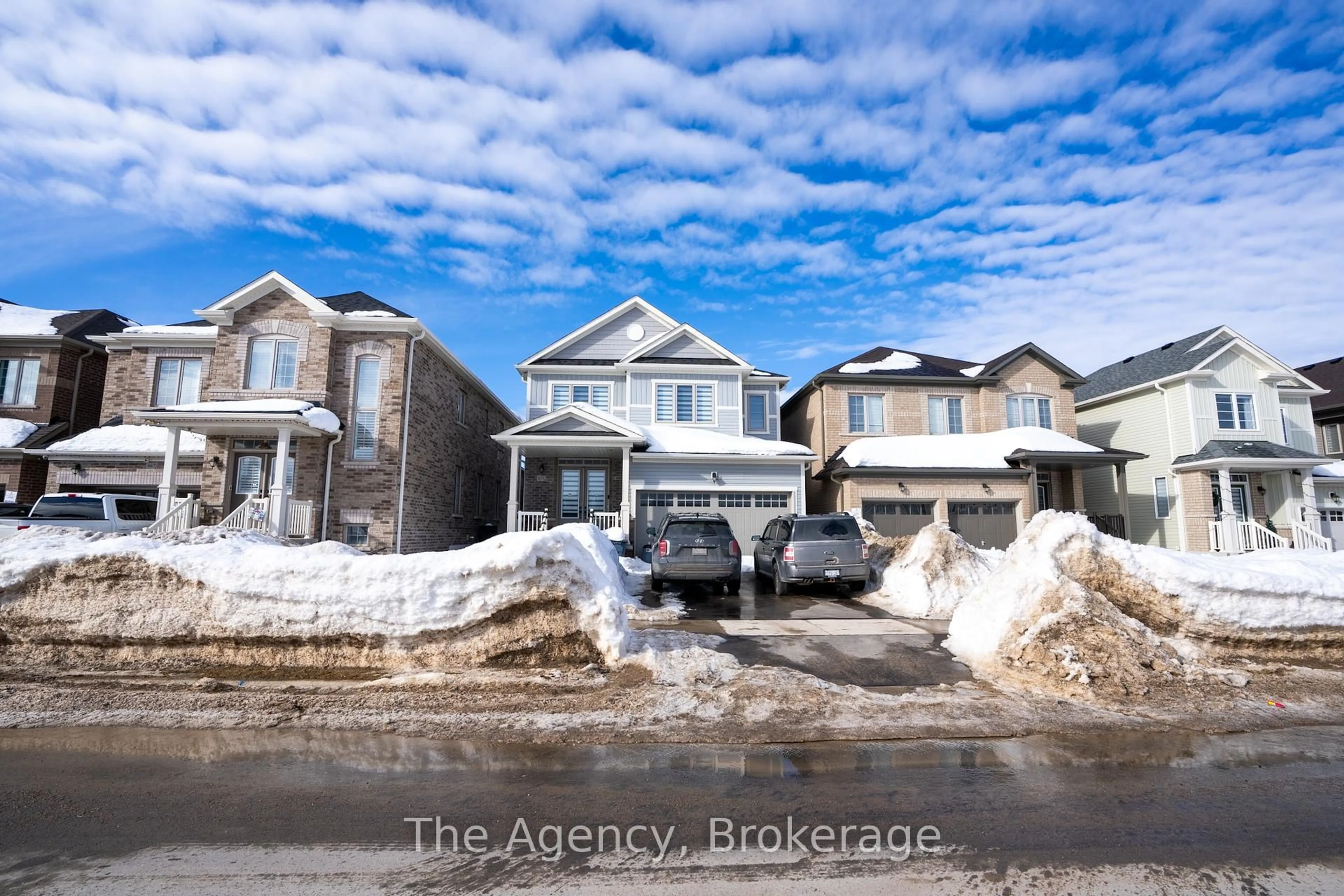 A pic from outside/outdoor area/front of a property/back of a property/a pic from drone, street for 671 Anihinaabe Dr, Shelburne Ontario L9V 3Y5