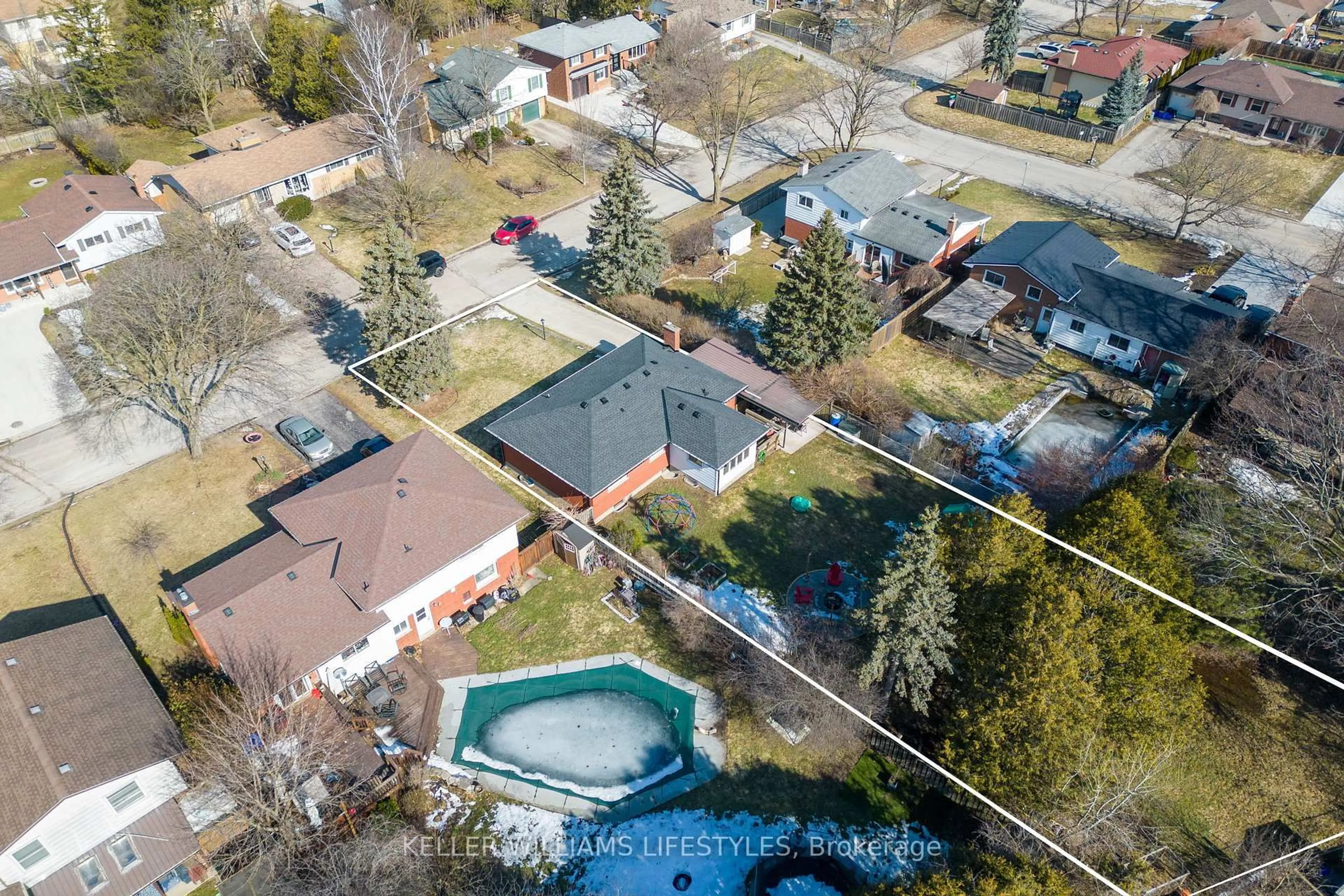 A pic from outside/outdoor area/front of a property/back of a property/a pic from drone, street for 688 Widmore Dr, London Ontario N6J 3A9