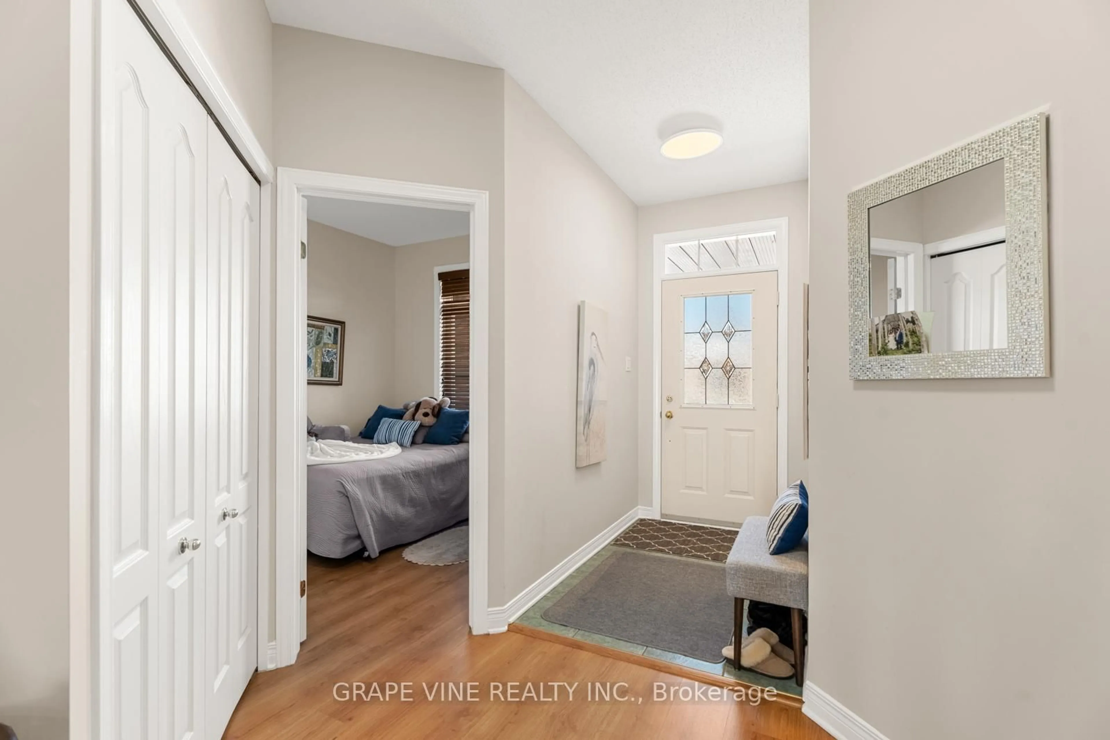 Indoor entryway for 60 Sable Run Dr, Stittsville - Munster - Richmond Ontario K2S 1W7