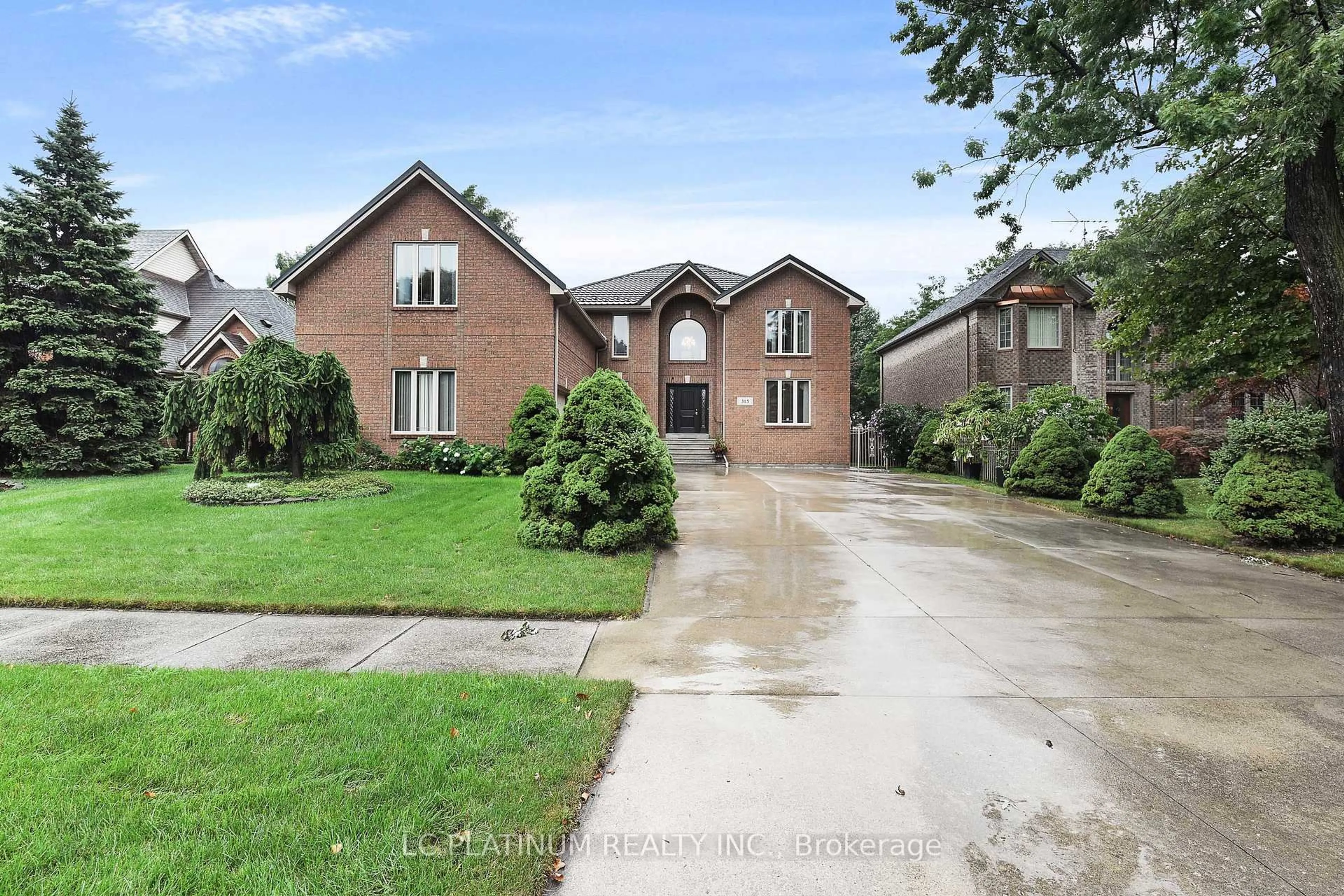 Home with brick exterior material, street for 315 MAJESTIC Dr, Tecumseh Ontario N8N 4K9