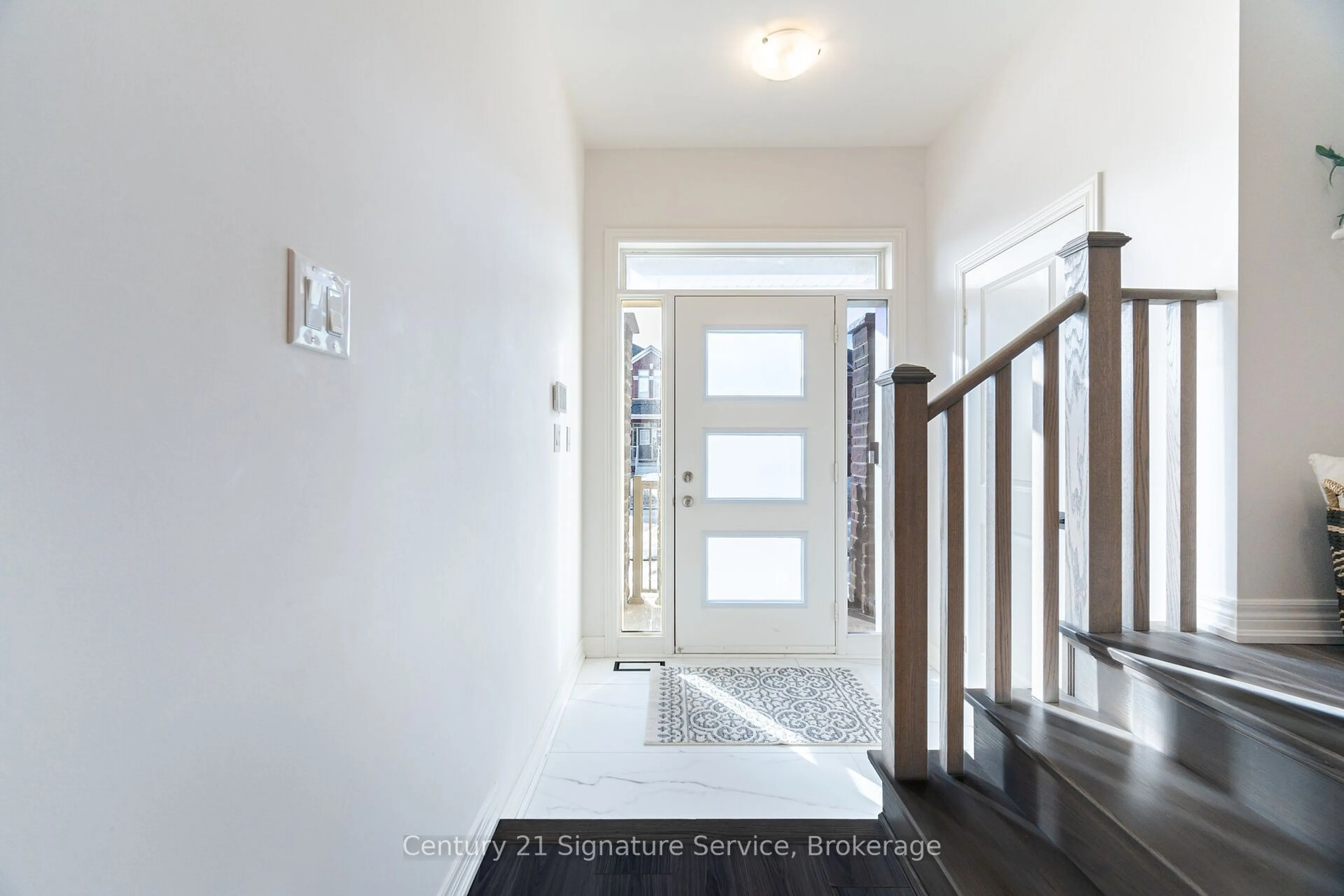 Indoor foyer for 284 Great Falls Blvd, Hamilton Ontario L8B 1Z5