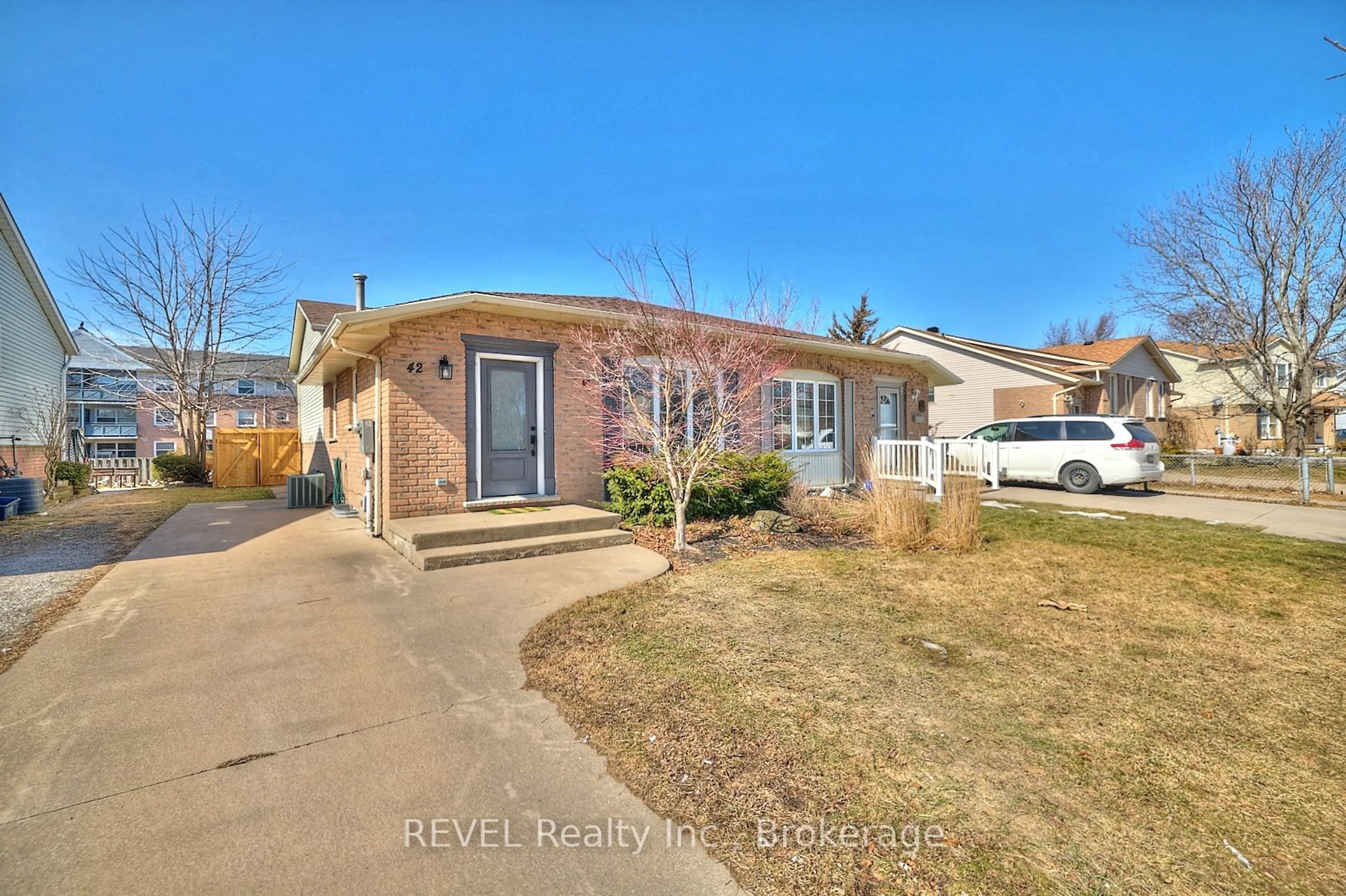 Home with brick exterior material, street for 42 Vintage Cres, St. Catharines Ontario L2S 3C6