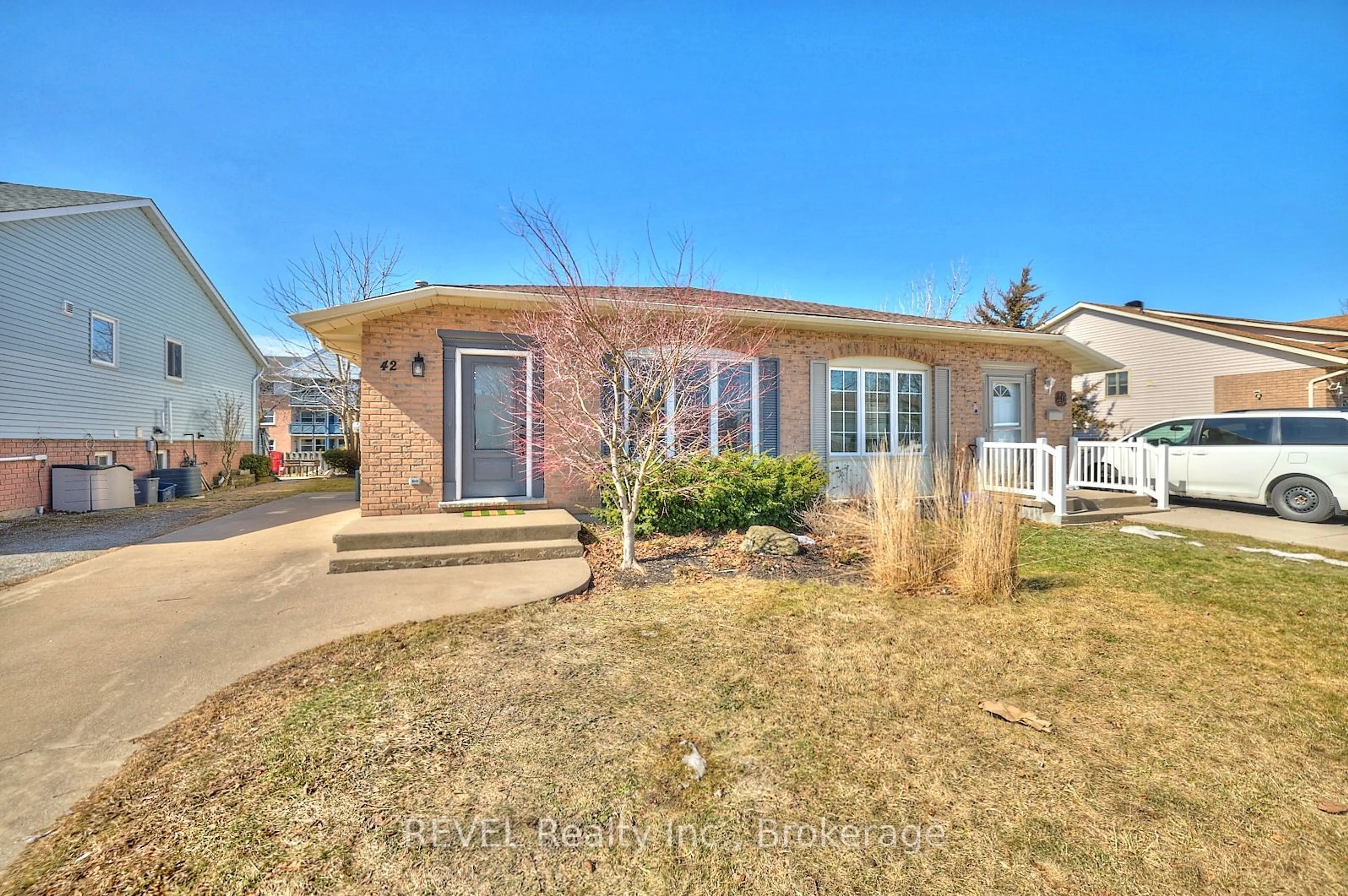 Home with brick exterior material, street for 42 Vintage Cres, St. Catharines Ontario L2S 3C6