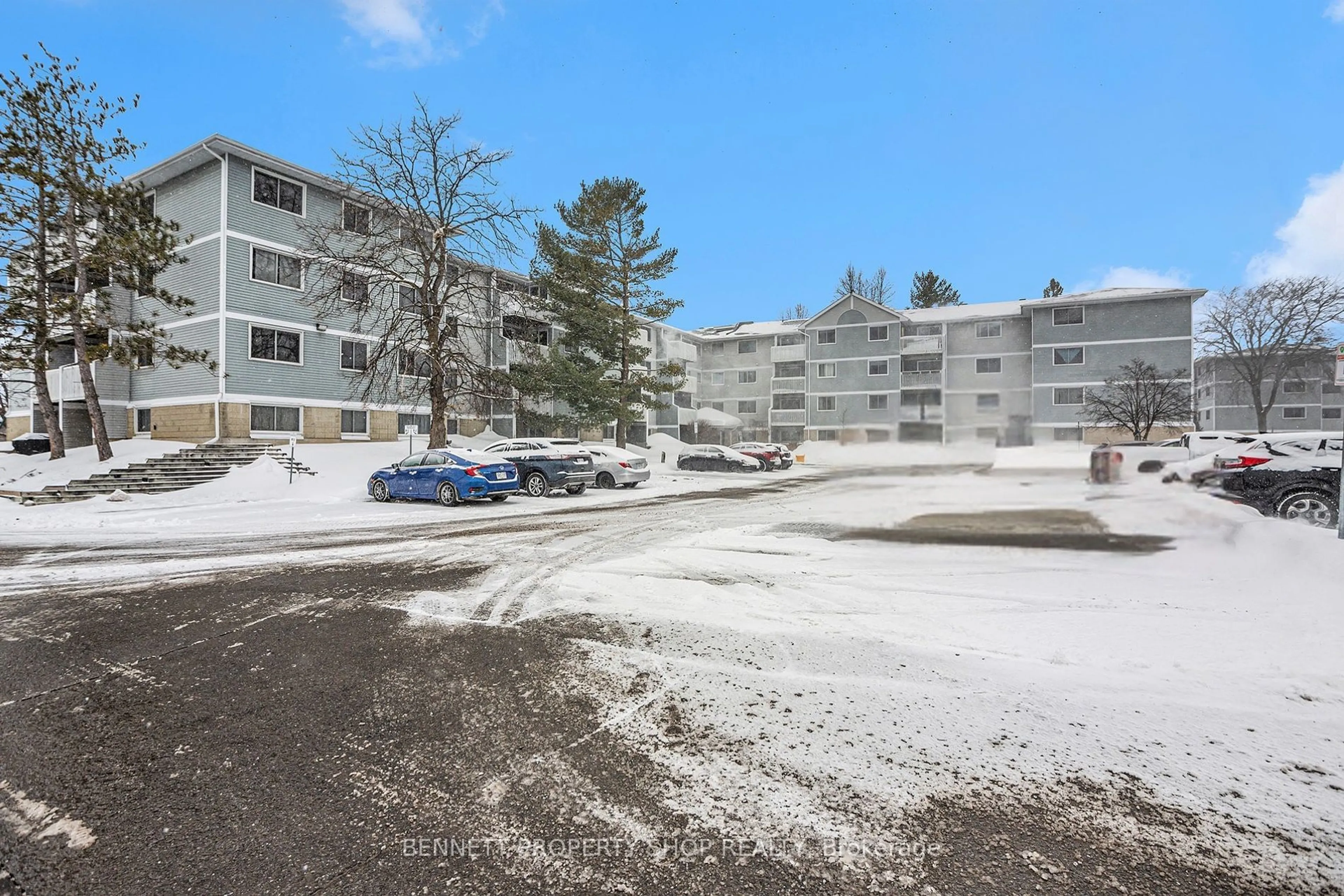 Patio, mountain view for 214 Viewmount Dr #306, Cityview - Parkwoods Hills - Rideau Shore Ontario K2E 7X3