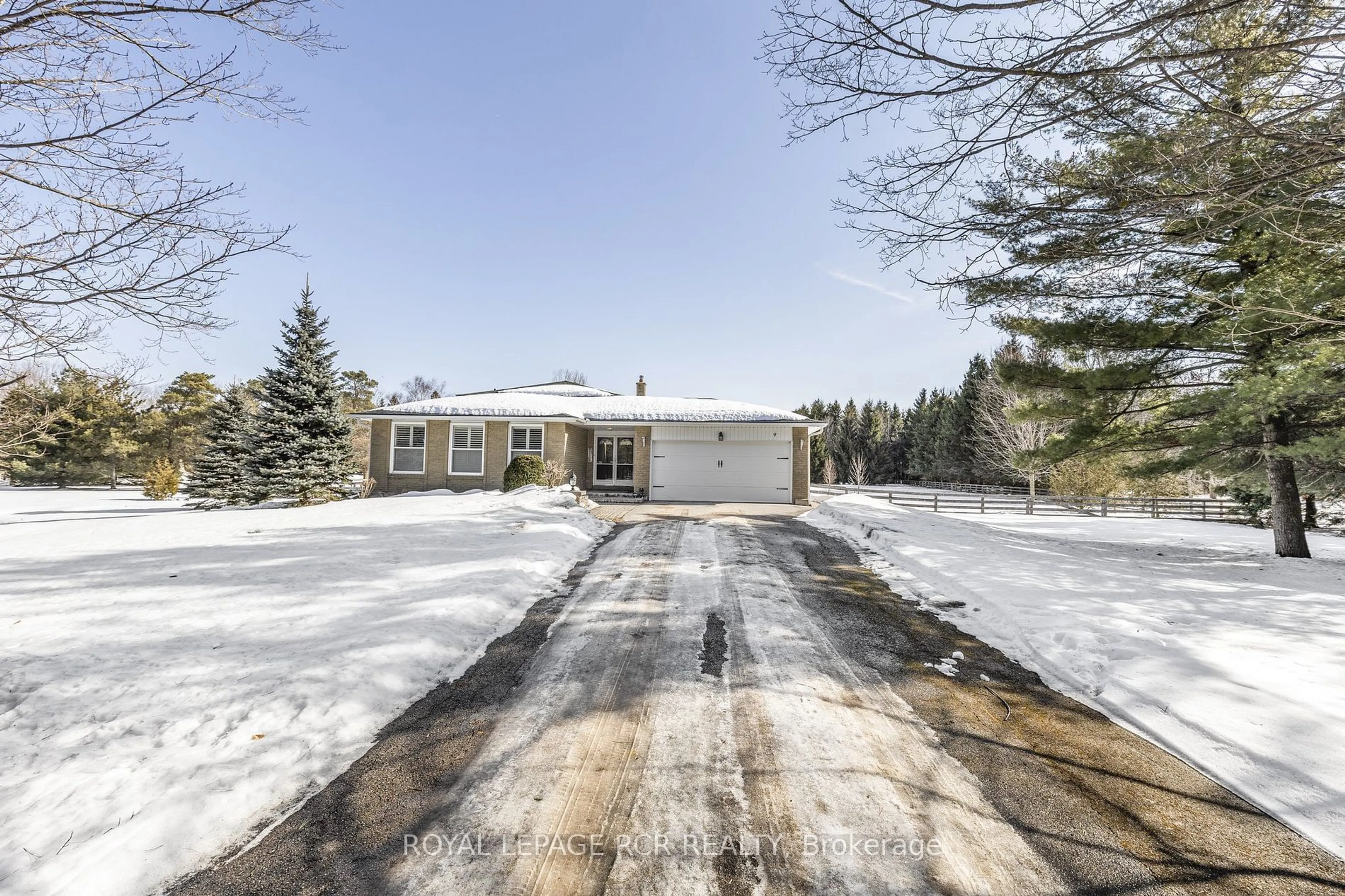 A pic from outside/outdoor area/front of a property/back of a property/a pic from drone, street for 9 Woodland Rd, Amaranth Ontario L9V 3N6