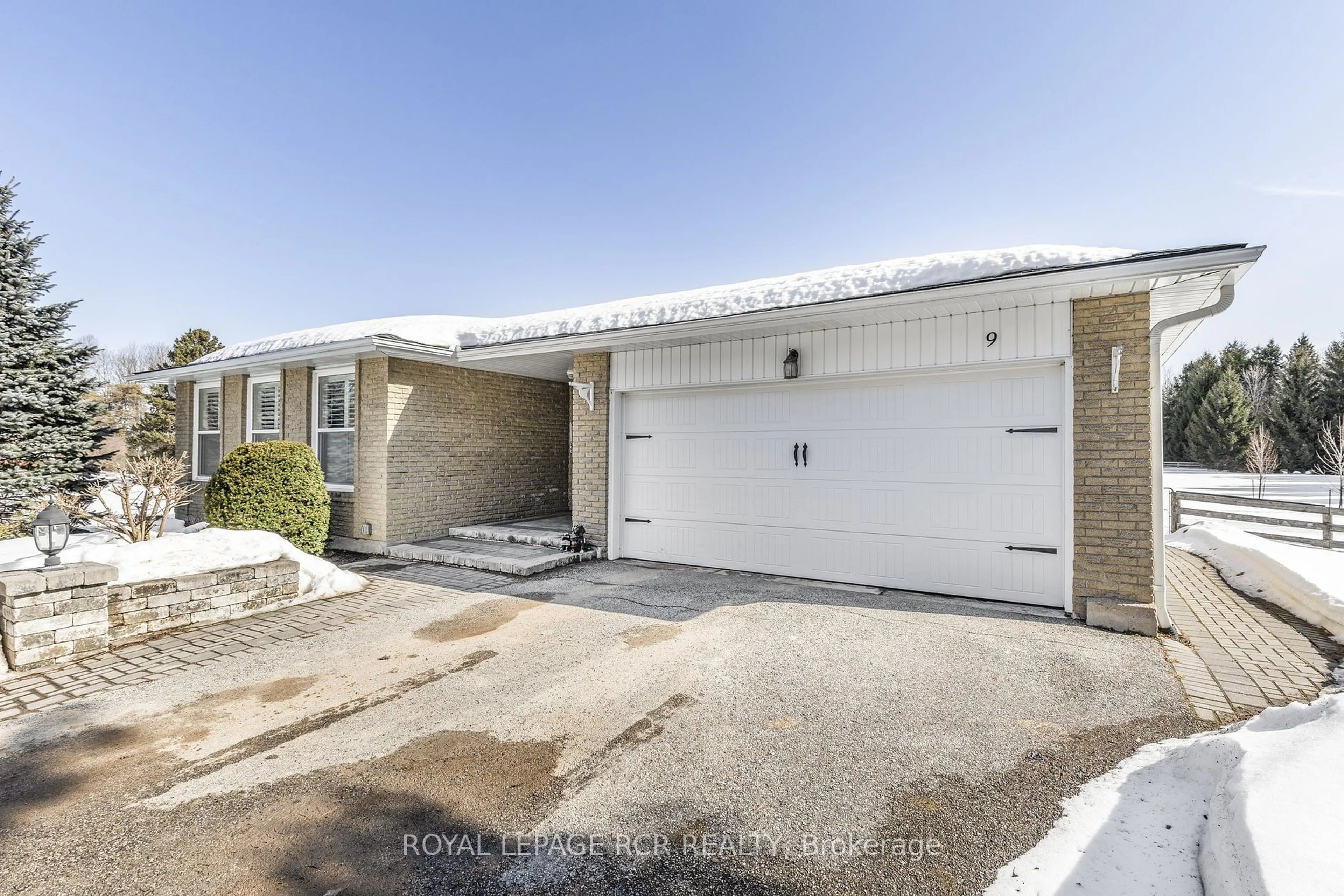 Indoor garage for 9 Woodland Rd, Amaranth Ontario L9V 3N6