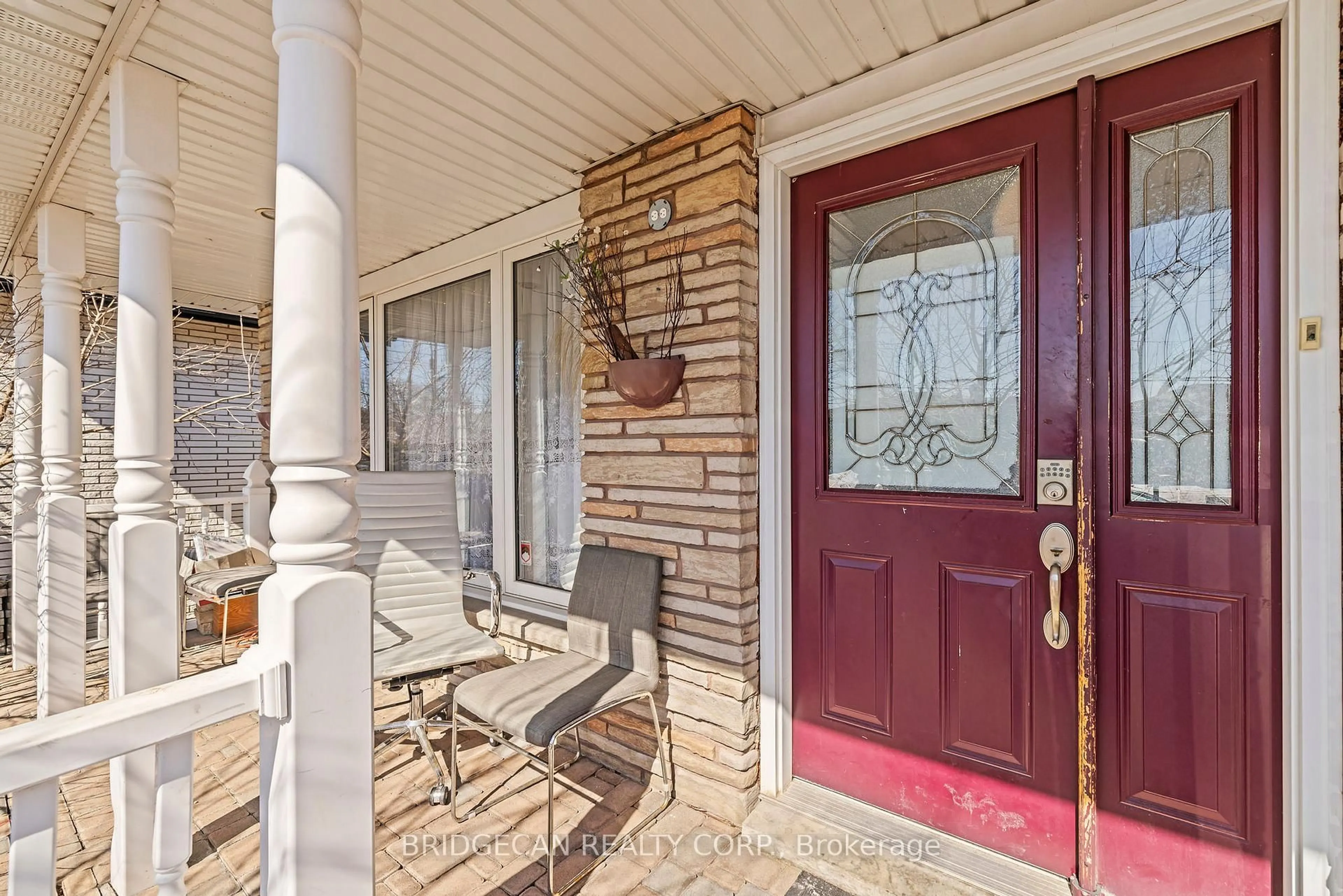 Indoor entryway for 490 Queen Victoria Dr, Hamilton Ontario L8W 1G9