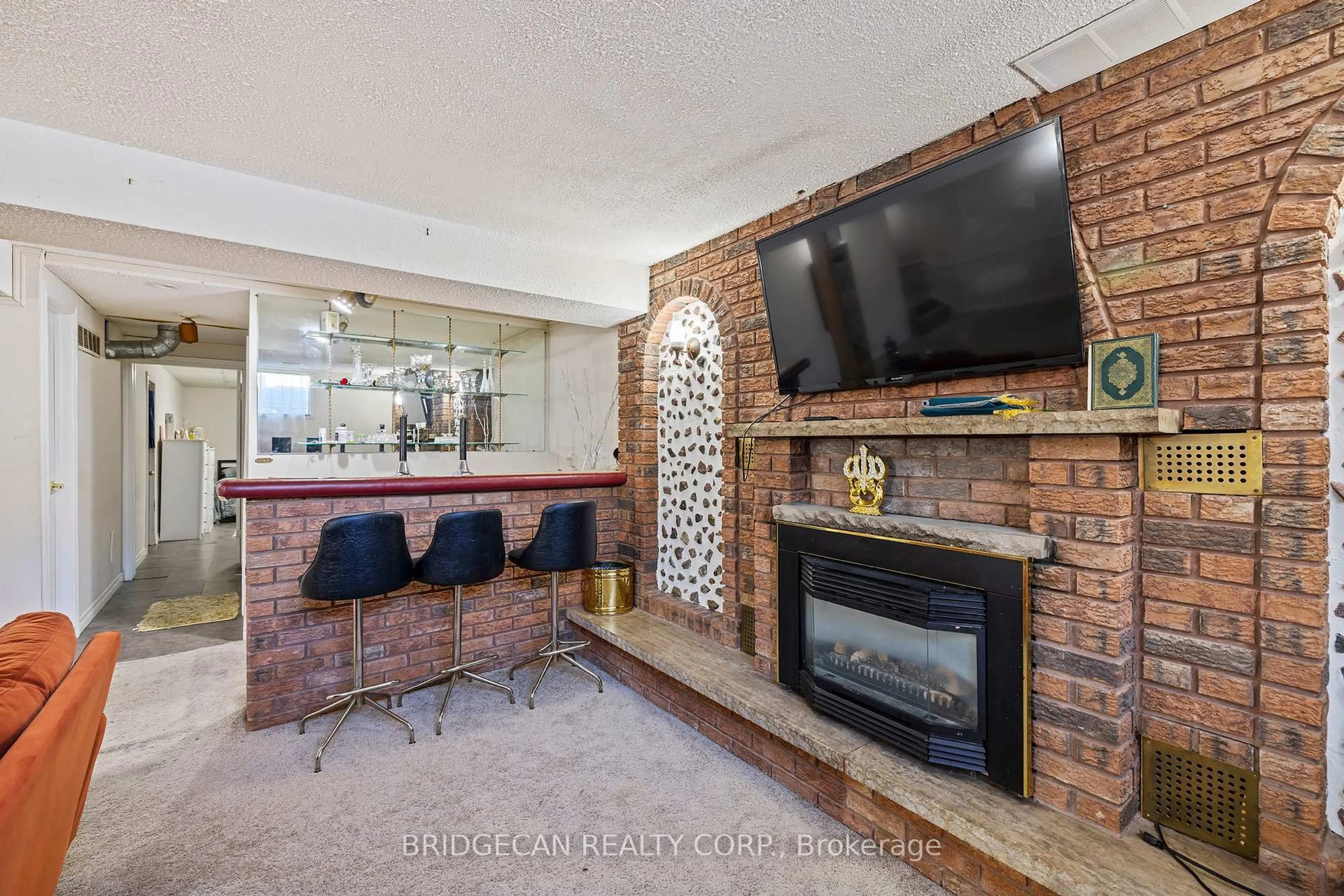 Home theater for 490 Queen Victoria Dr, Hamilton Ontario L8W 1G9