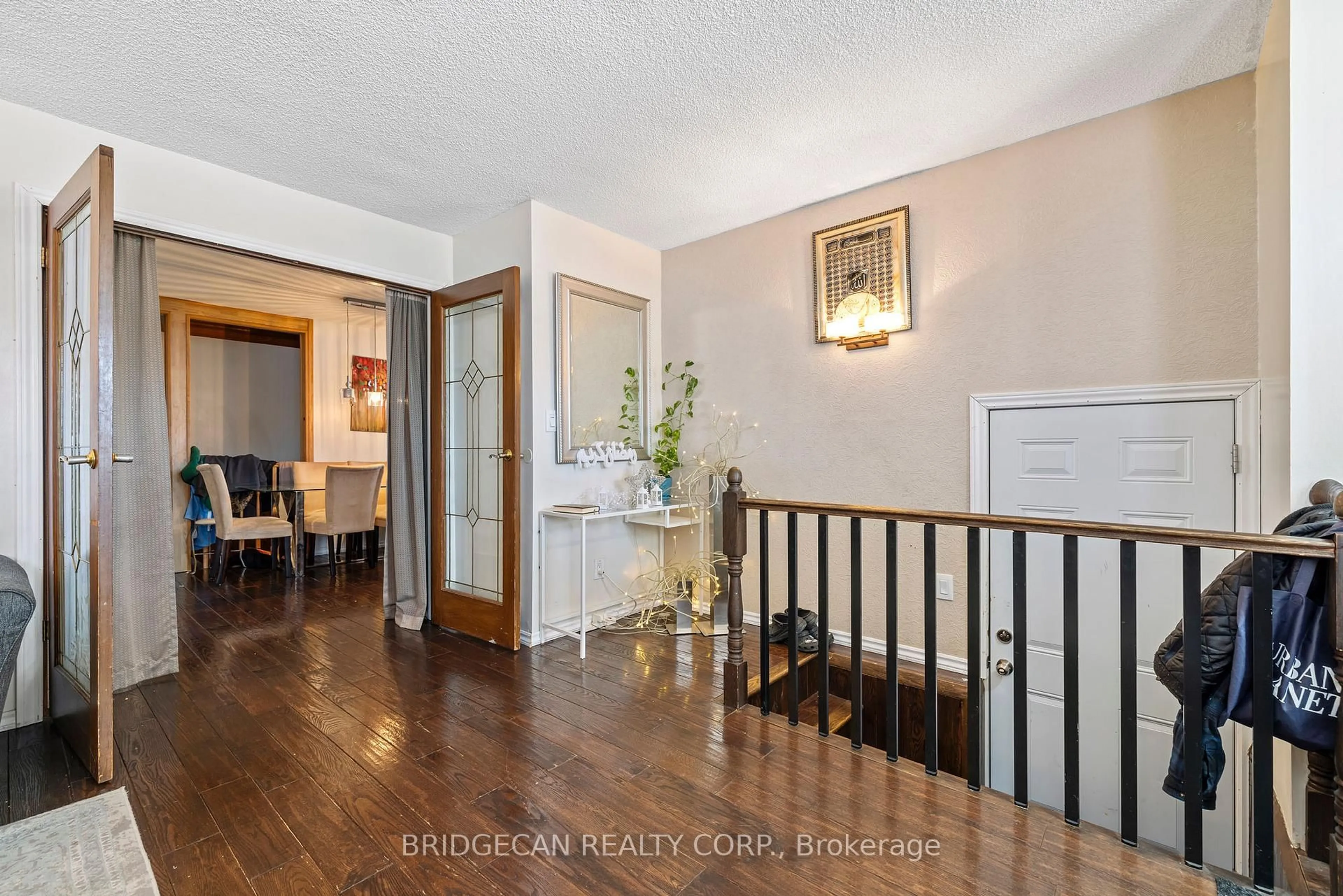 Indoor entryway for 490 Queen Victoria Dr, Hamilton Ontario L8W 1G9