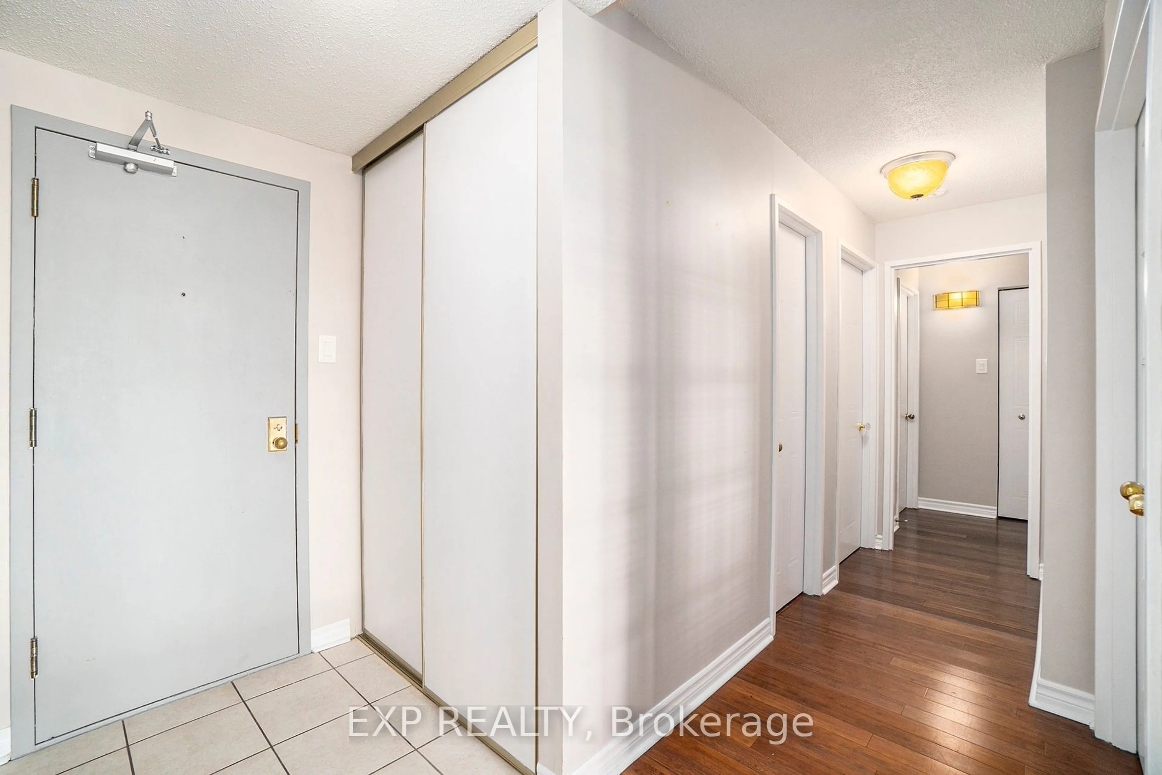 Indoor entryway for 80 Sandcastle Dr #1013, Ottawa Ontario K2H 9E7