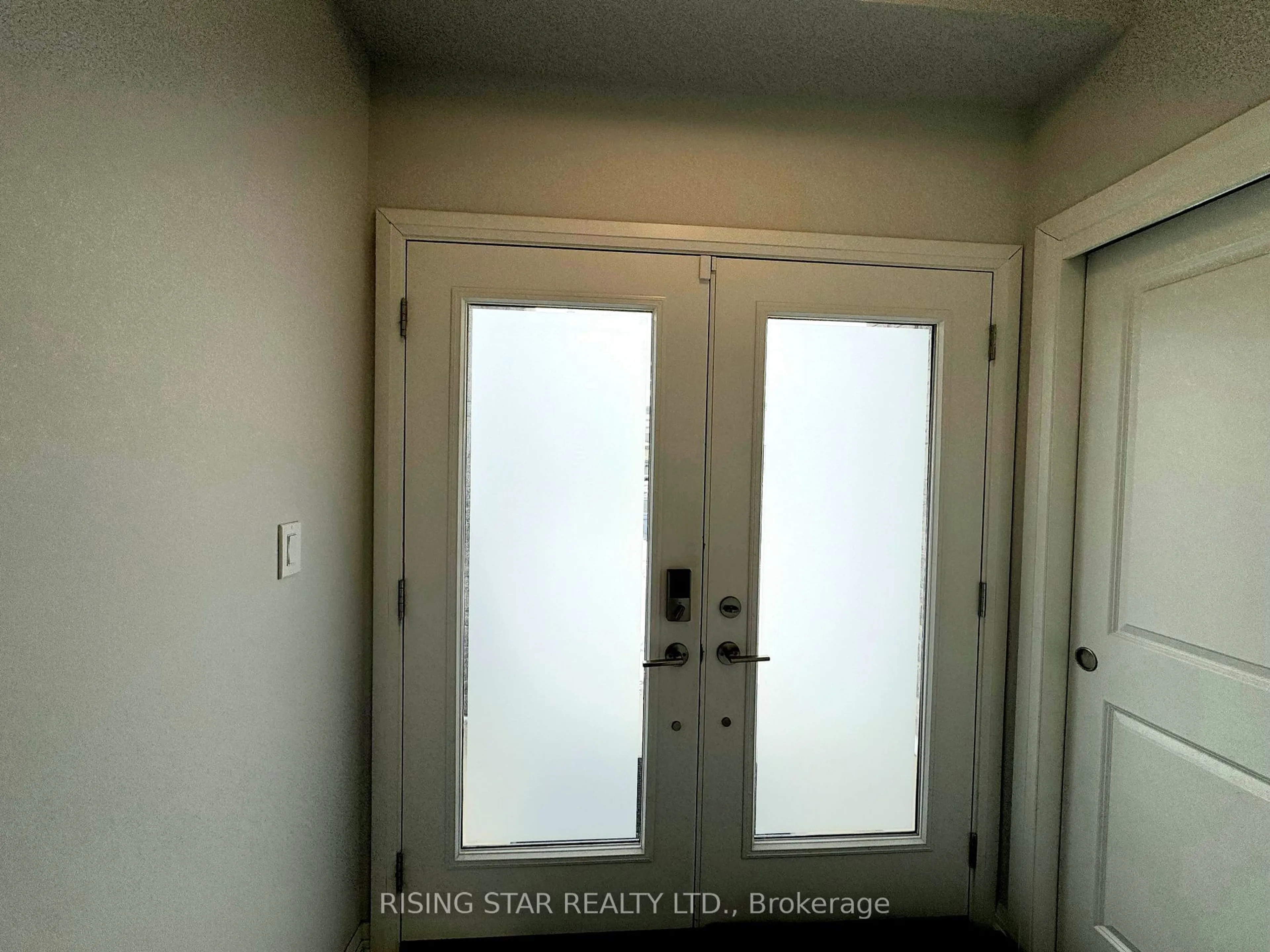 Indoor entryway for 7377 Marvel Dr, Niagara Falls Ontario L2H 3T6