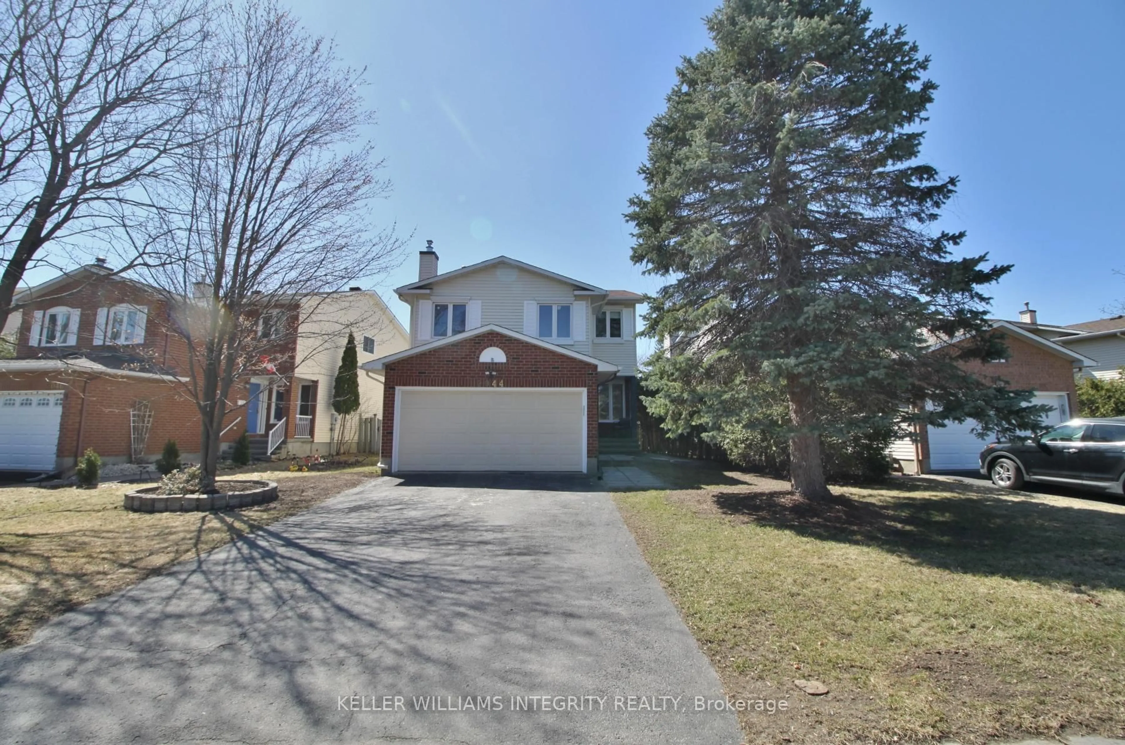 A pic from outside/outdoor area/front of a property/back of a property/a pic from drone, street for 2044 Wildflower Dr, Orleans Ontario K1E 3R5