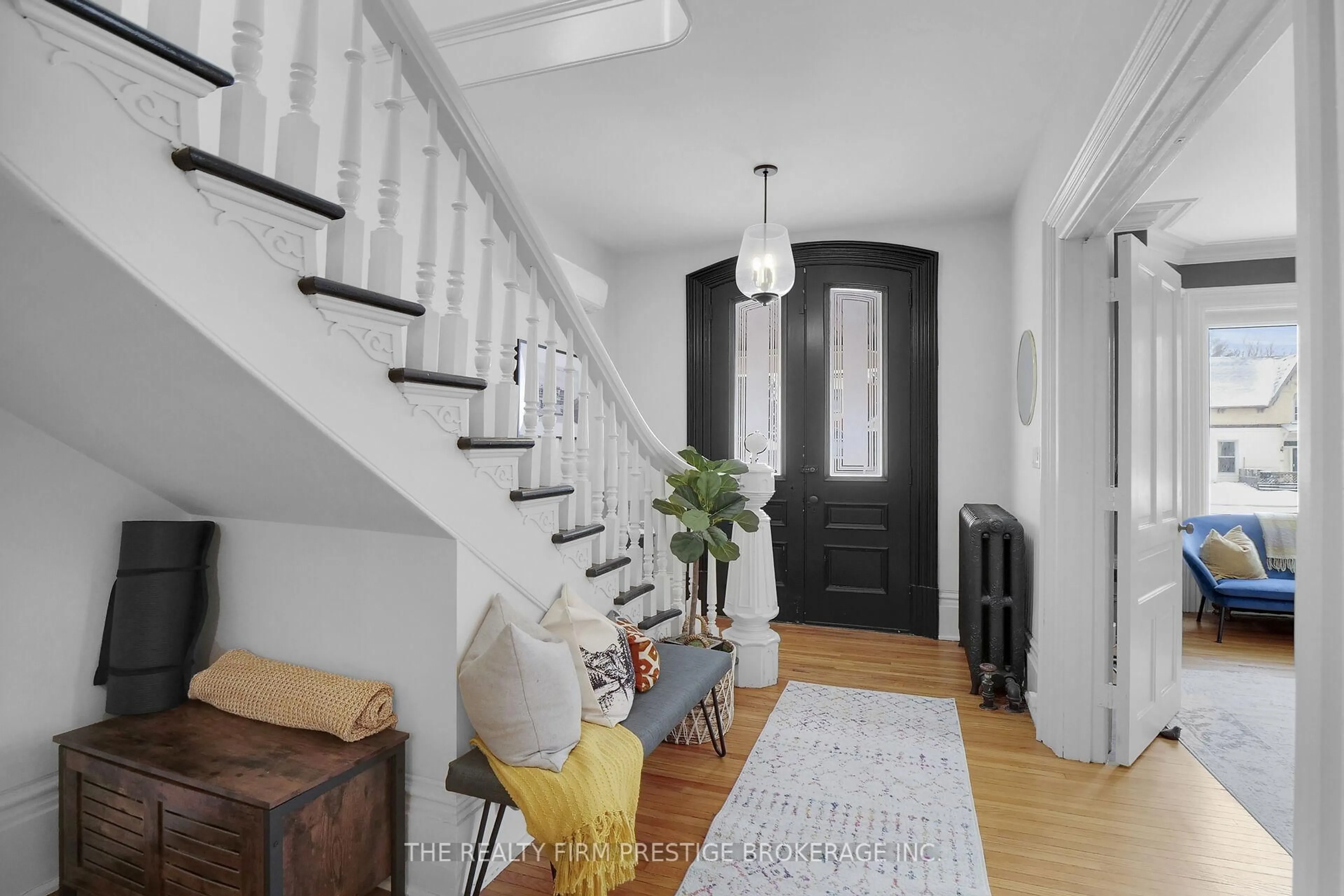 Indoor entryway for 99 Wellington St, St. Thomas Ontario N5R 2R3