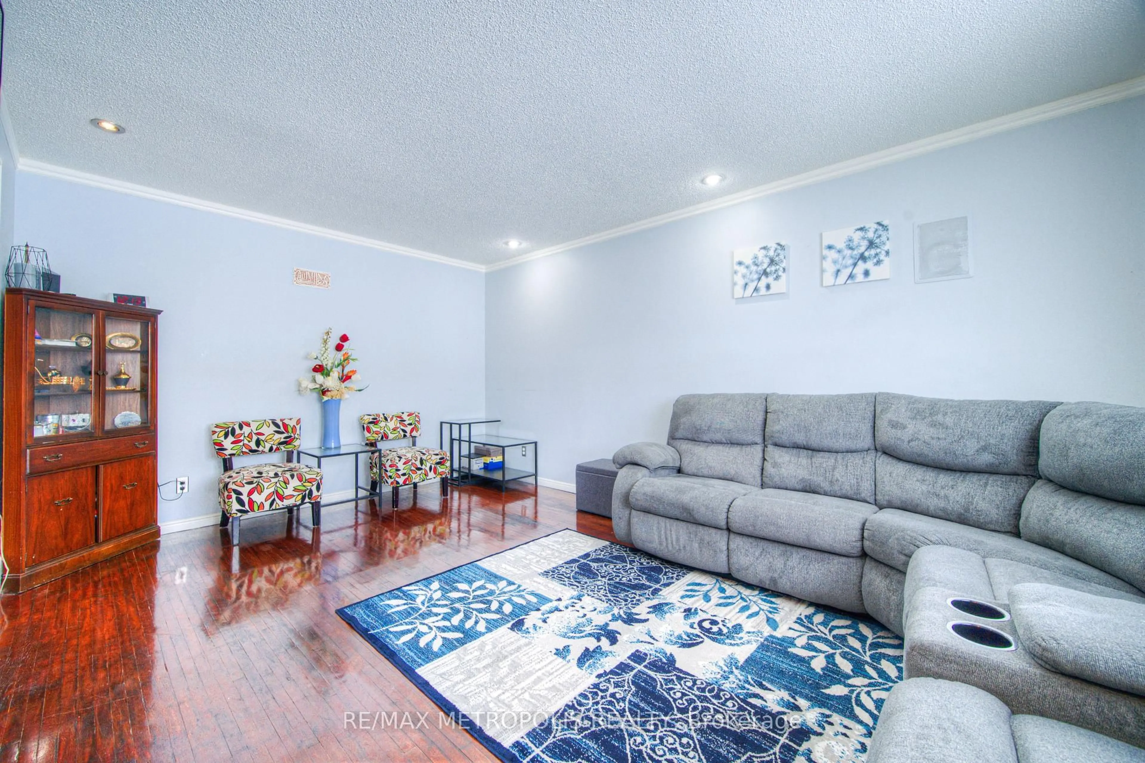 Living room with furniture, unknown for 76 GLEN Rd, Cambridge Ontario N1R 4L6