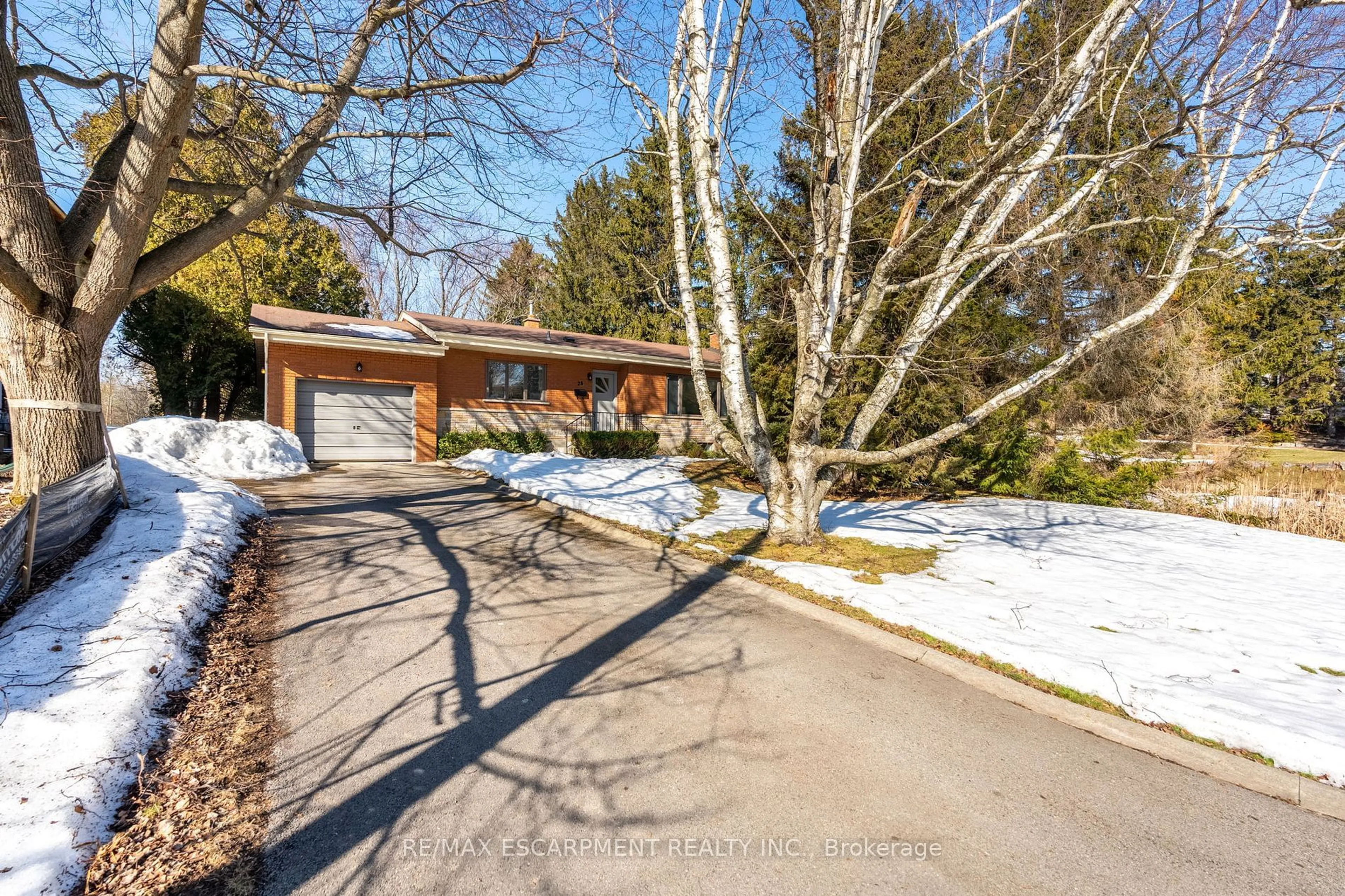 A pic from outside/outdoor area/front of a property/back of a property/a pic from drone, street for 28 Mountainview Rd, Hamilton Ontario L9H 5B9