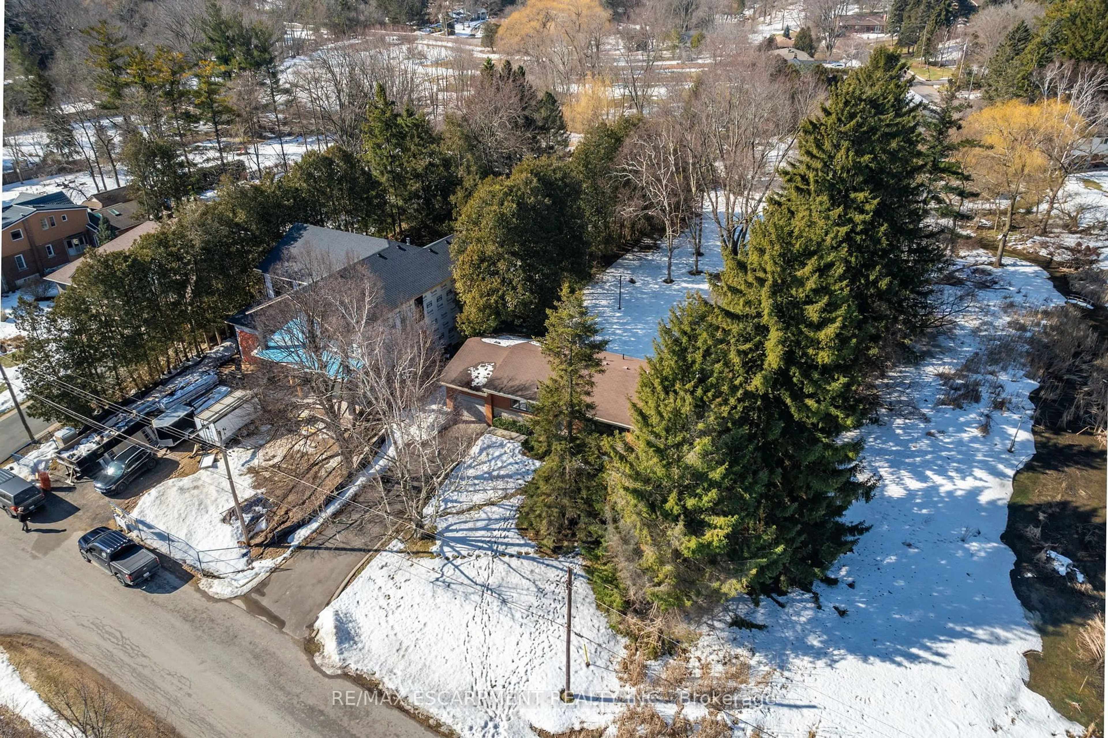 A pic from outside/outdoor area/front of a property/back of a property/a pic from drone, street for 28 Mountainview Rd, Hamilton Ontario L9H 5B9