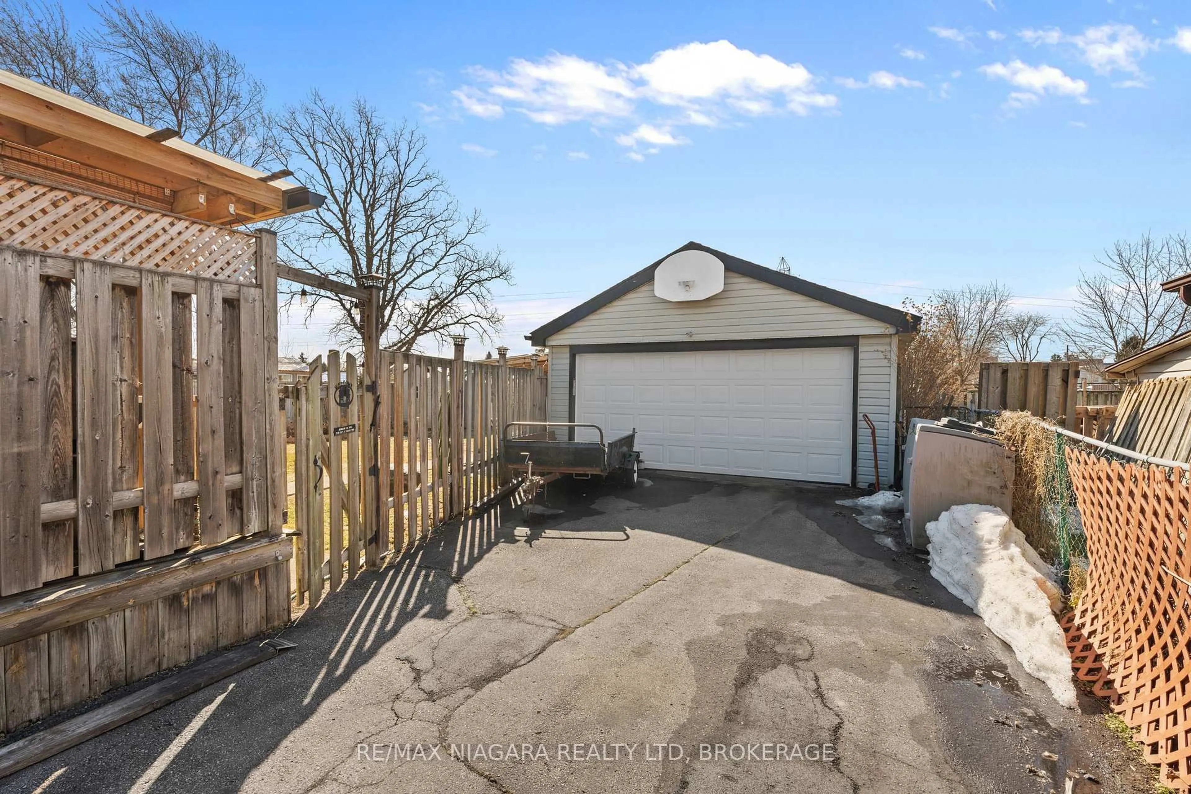 A pic from outside/outdoor area/front of a property/back of a property/a pic from drone, street for 6092 Harold St, Niagara Falls Ontario L2J 1M5