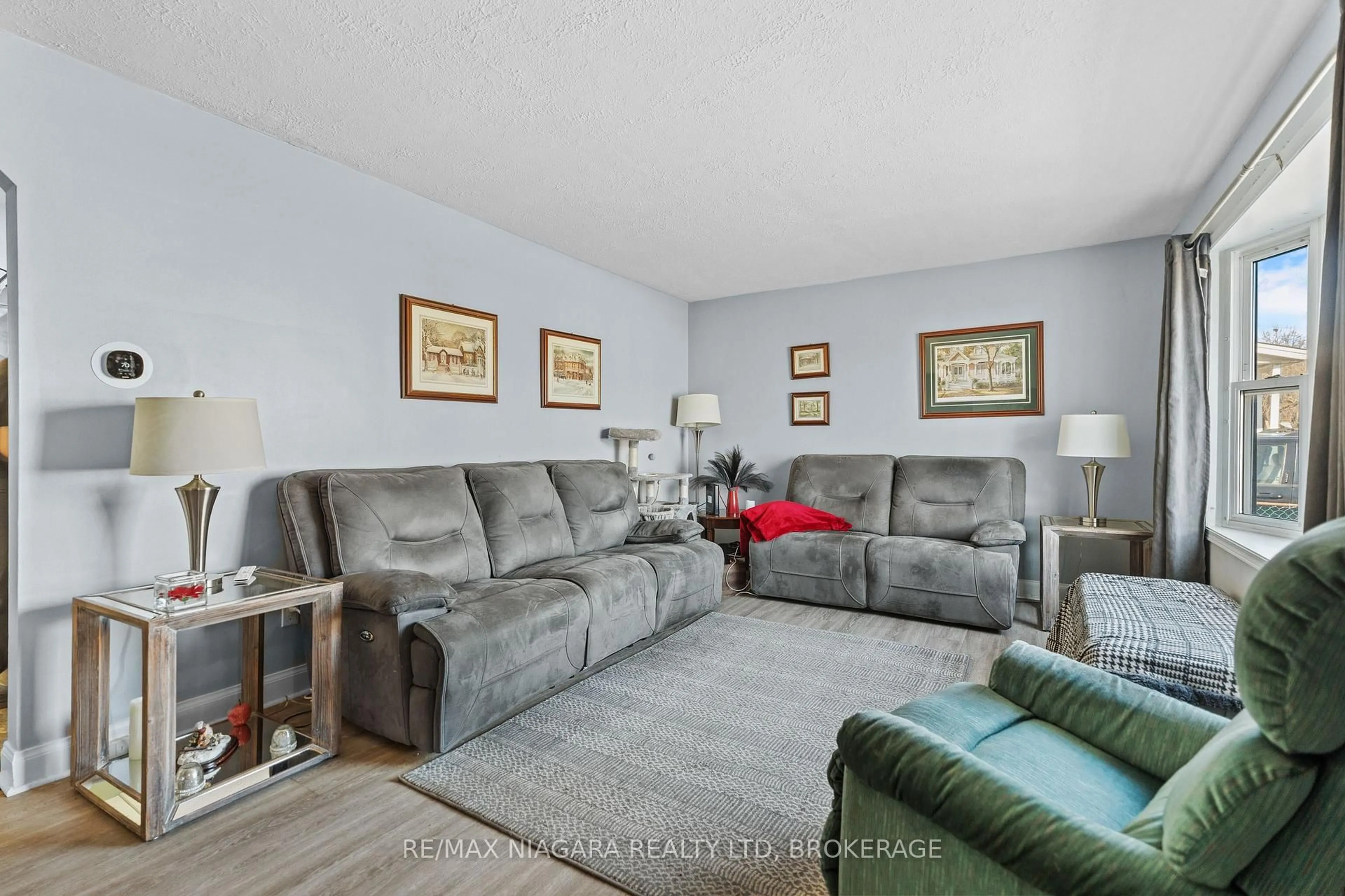 Living room with furniture, unknown for 6092 Harold St, Niagara Falls Ontario L2J 1M5