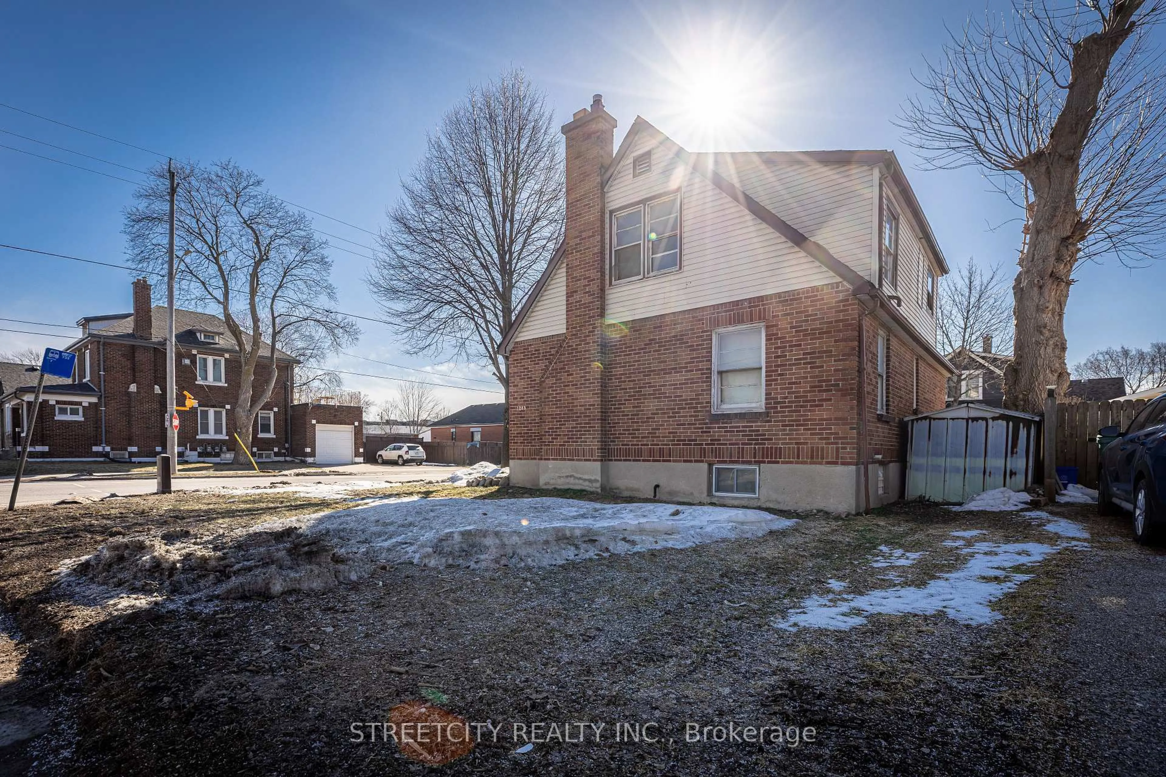 A pic from outside/outdoor area/front of a property/back of a property/a pic from drone, street for 1203 Florence St, London Ontario N5W 2N2