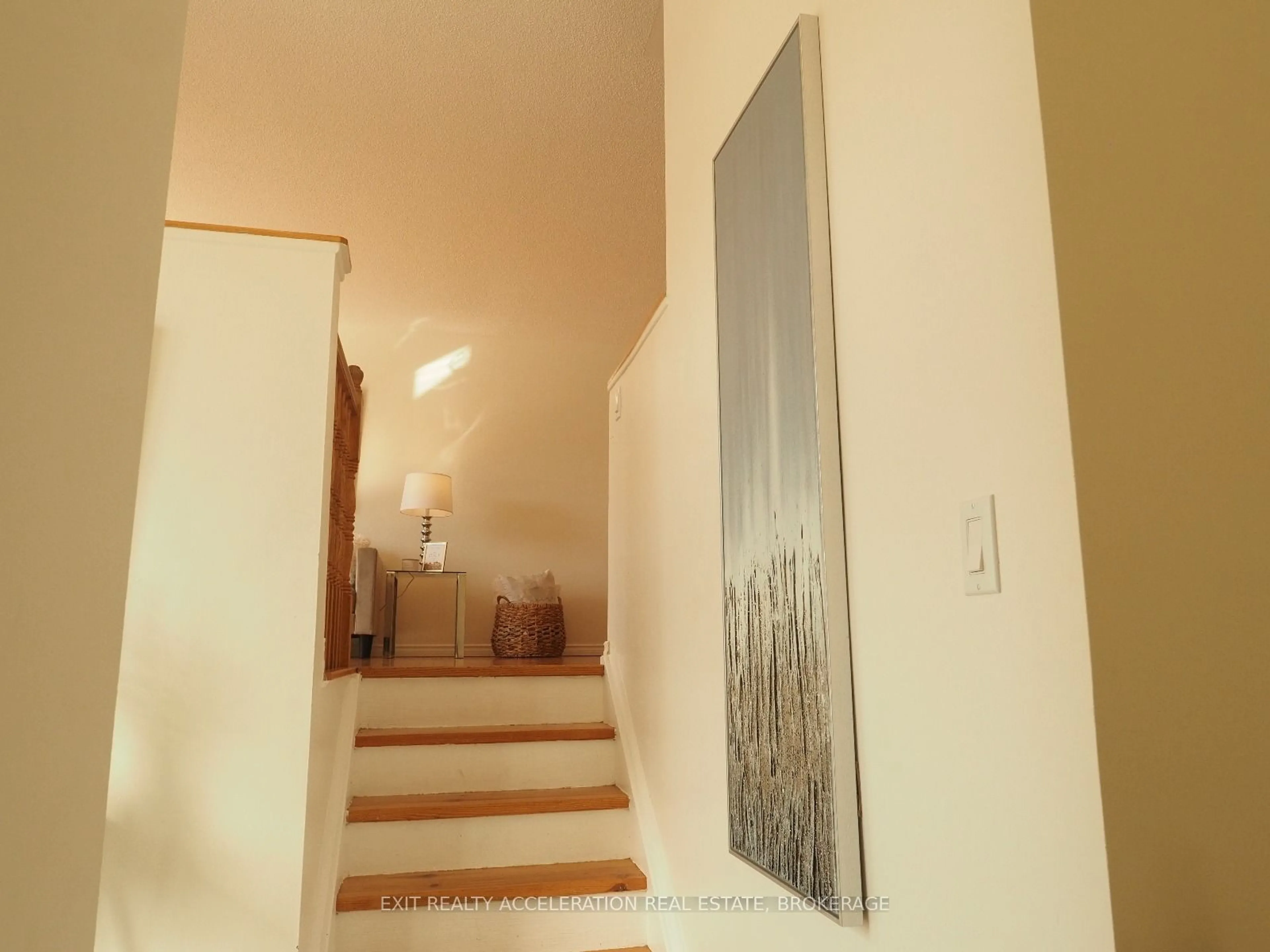 Indoor foyer for 1302 Brackenwood Cres, Kingston Ontario K7P 2W2