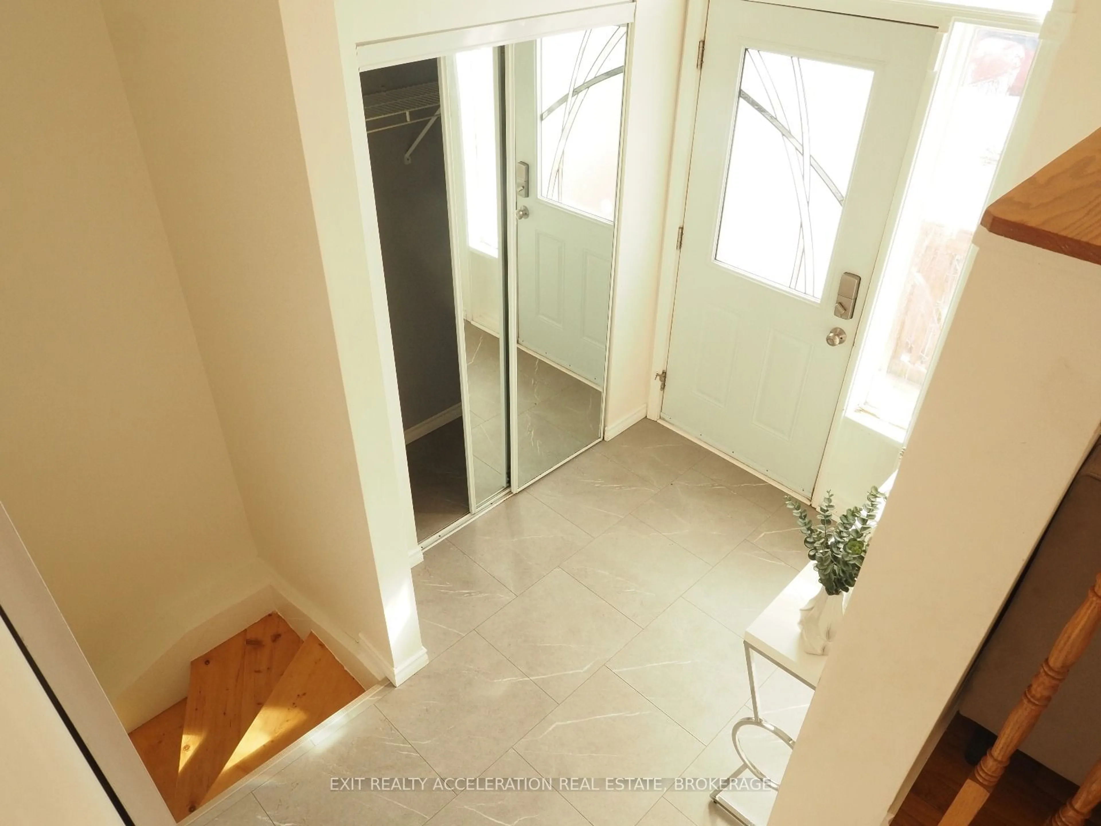 Indoor entryway for 1302 Brackenwood Cres, Kingston Ontario K7P 2W2