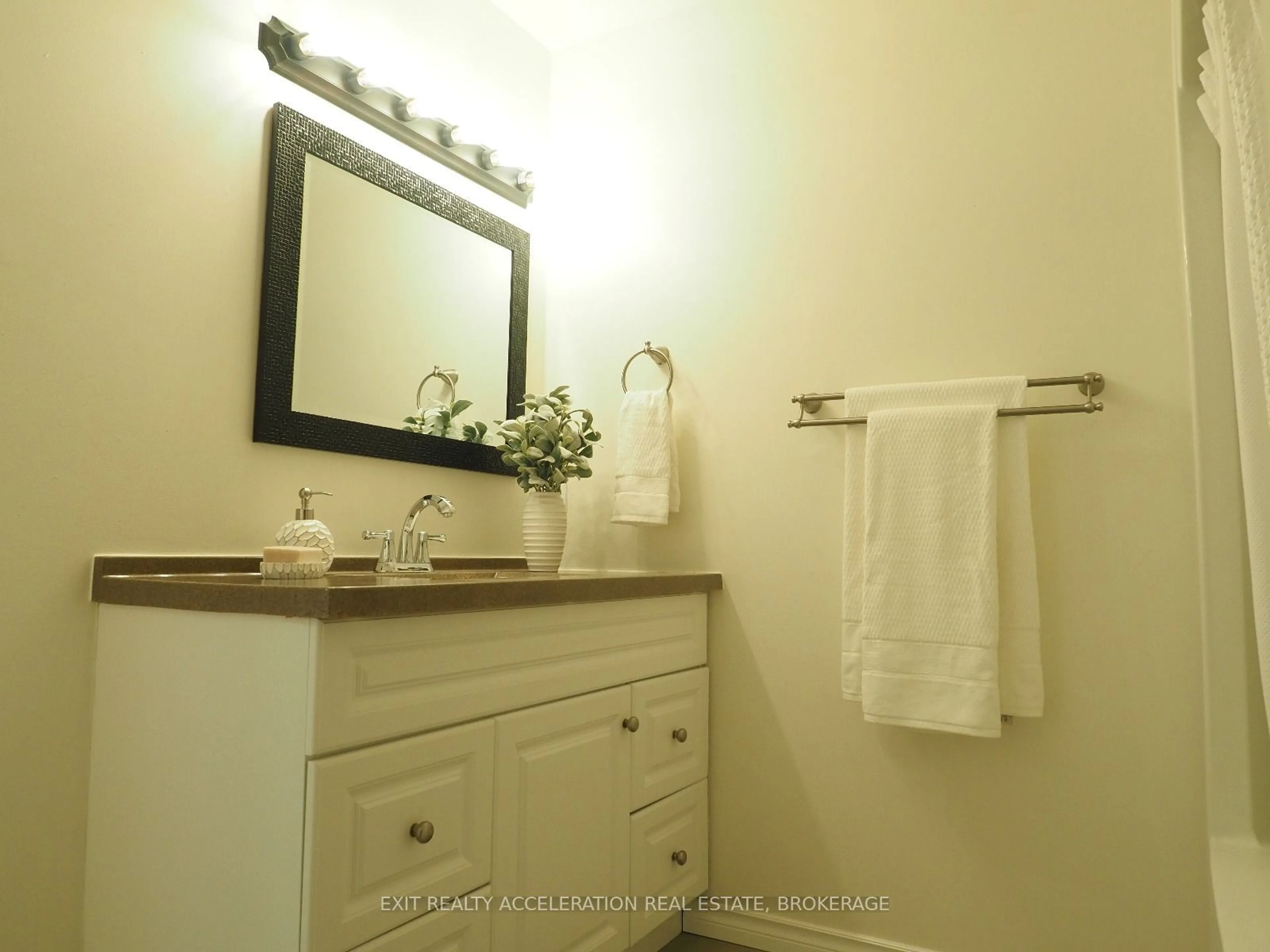 Standard bathroom, ceramic/tile floor for 1302 Brackenwood Cres, Kingston Ontario K7P 2W2