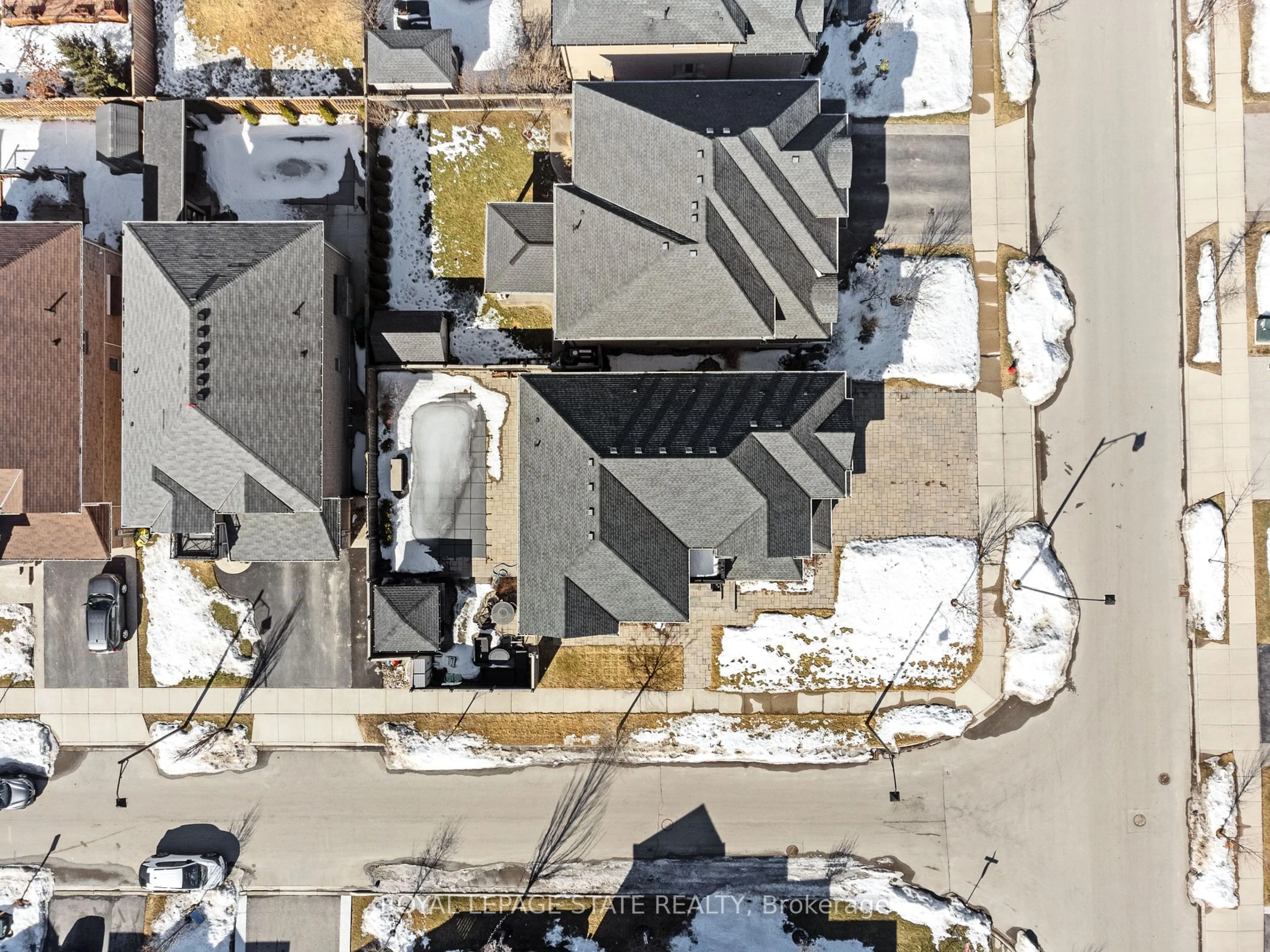 A pic from outside/outdoor area/front of a property/back of a property/a pic from drone, street for 236 Mother's St, Hamilton Ontario L9B 0E1