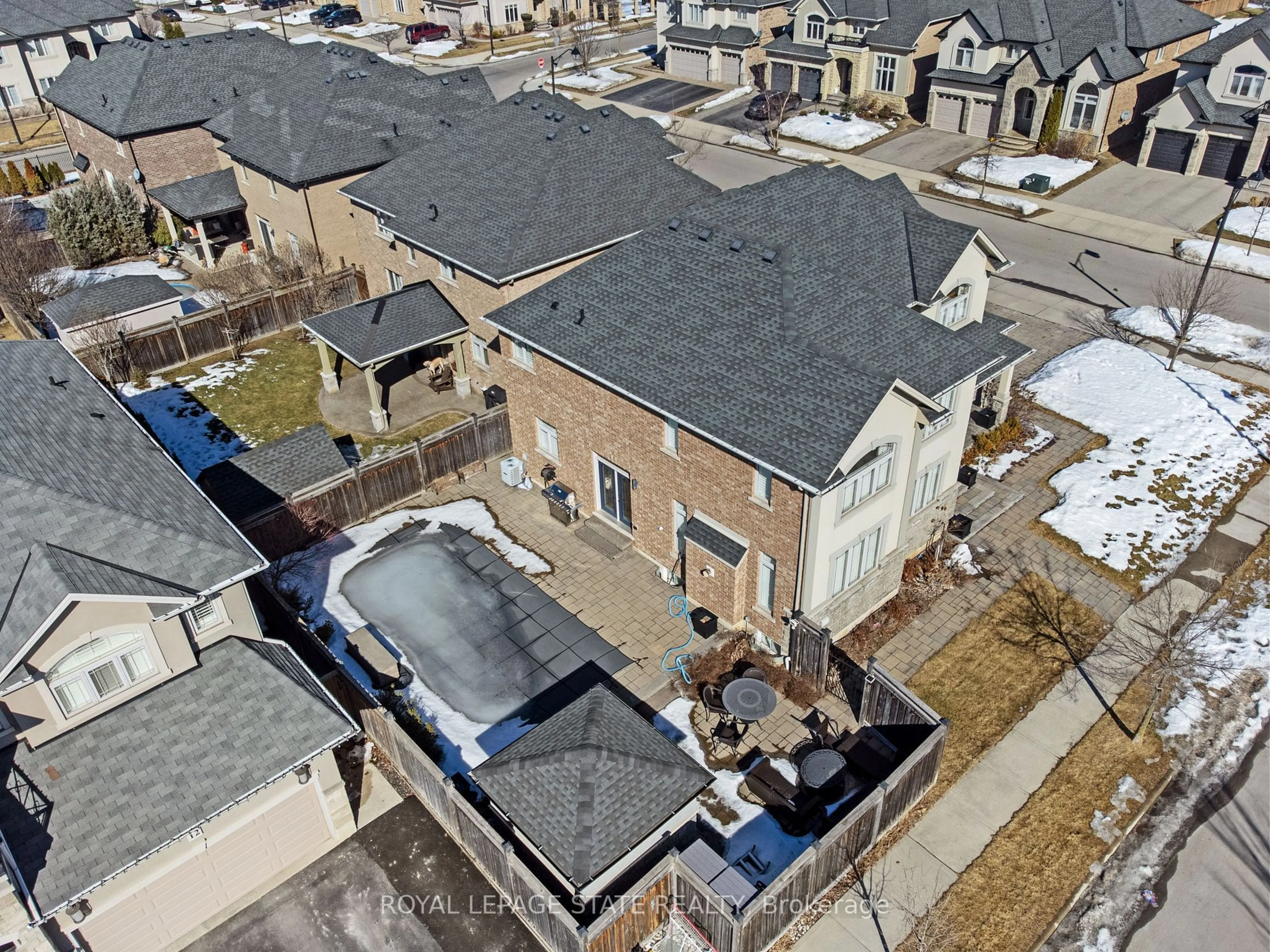 A pic from outside/outdoor area/front of a property/back of a property/a pic from drone, unknown for 236 Mother's St, Hamilton Ontario L9B 0E1