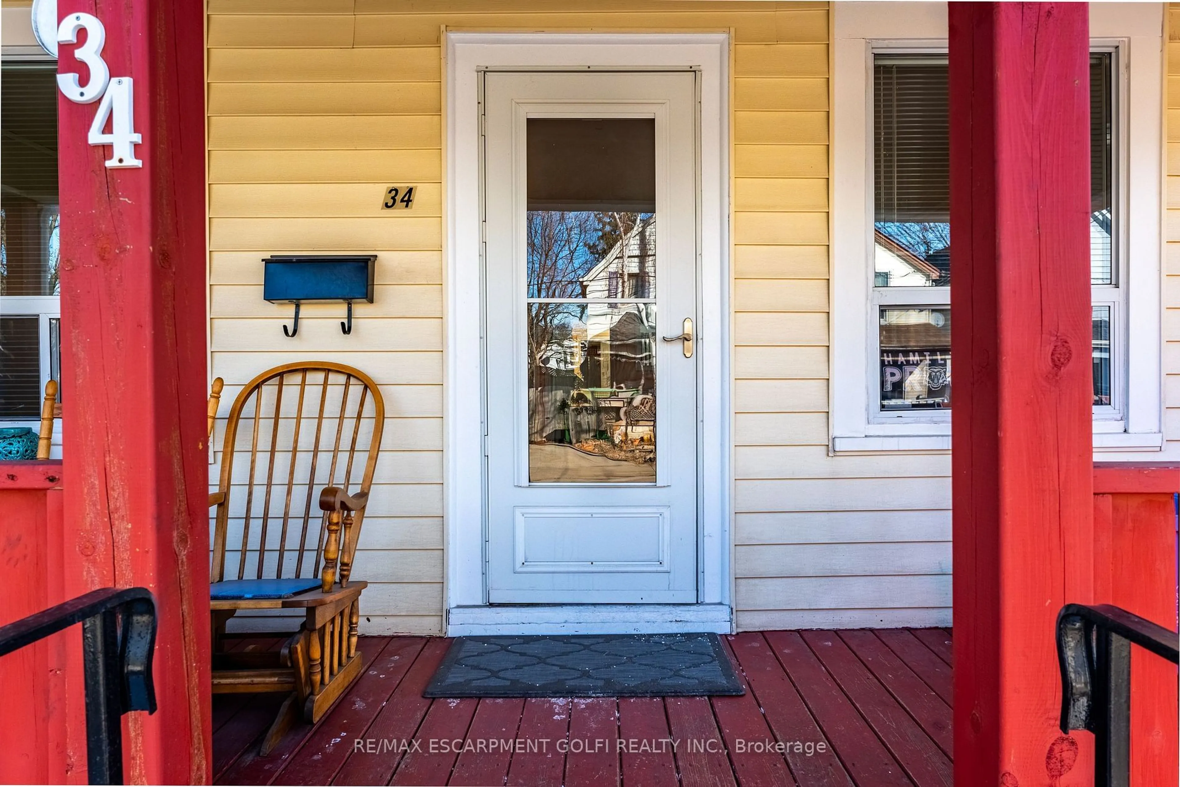 Indoor entryway for 34 Mayflower Ave, Hamilton Ontario L8L 2K4