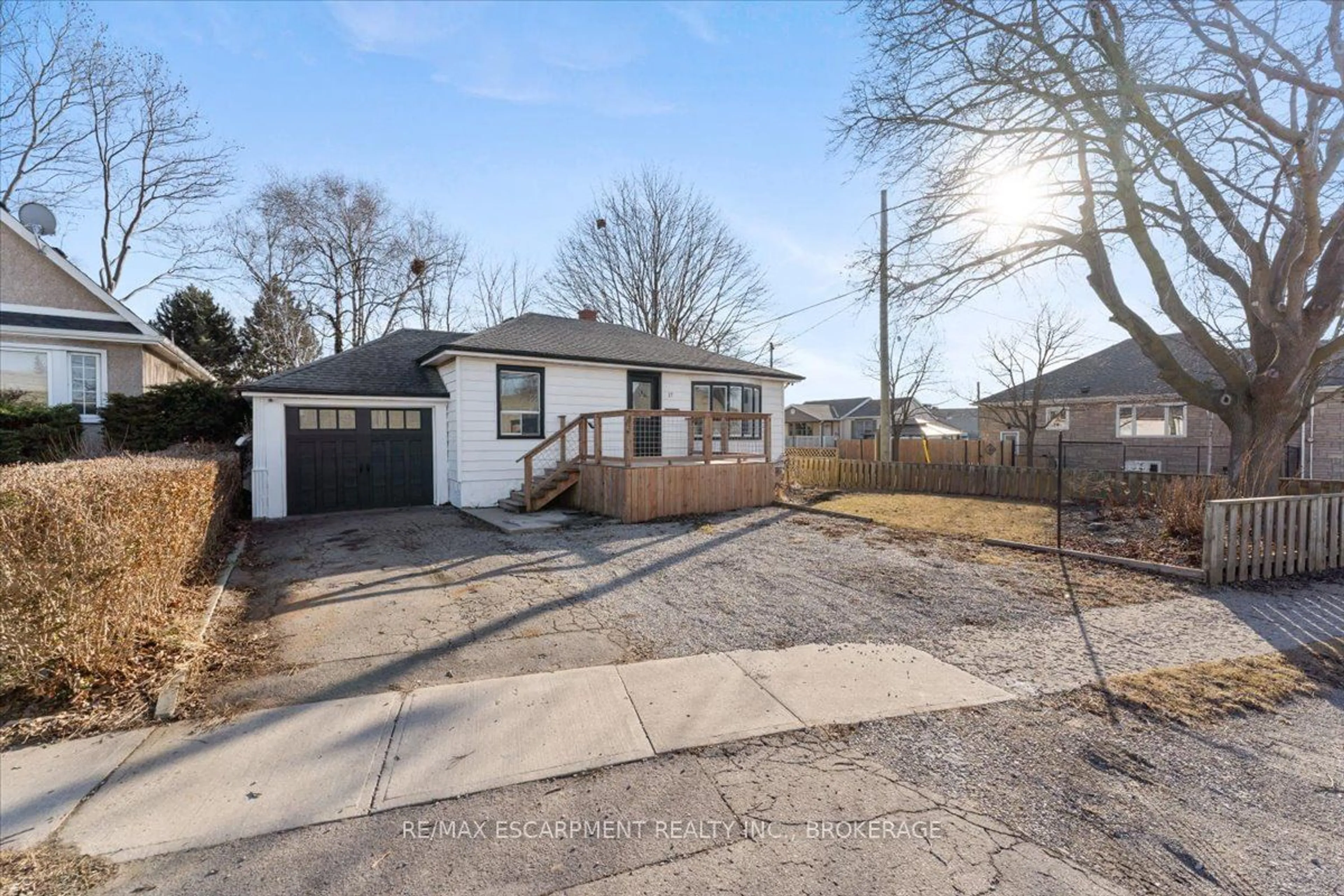 A pic from outside/outdoor area/front of a property/back of a property/a pic from drone, street for 17 Maywood Ave, St. Catharines Ontario L2R 1C4