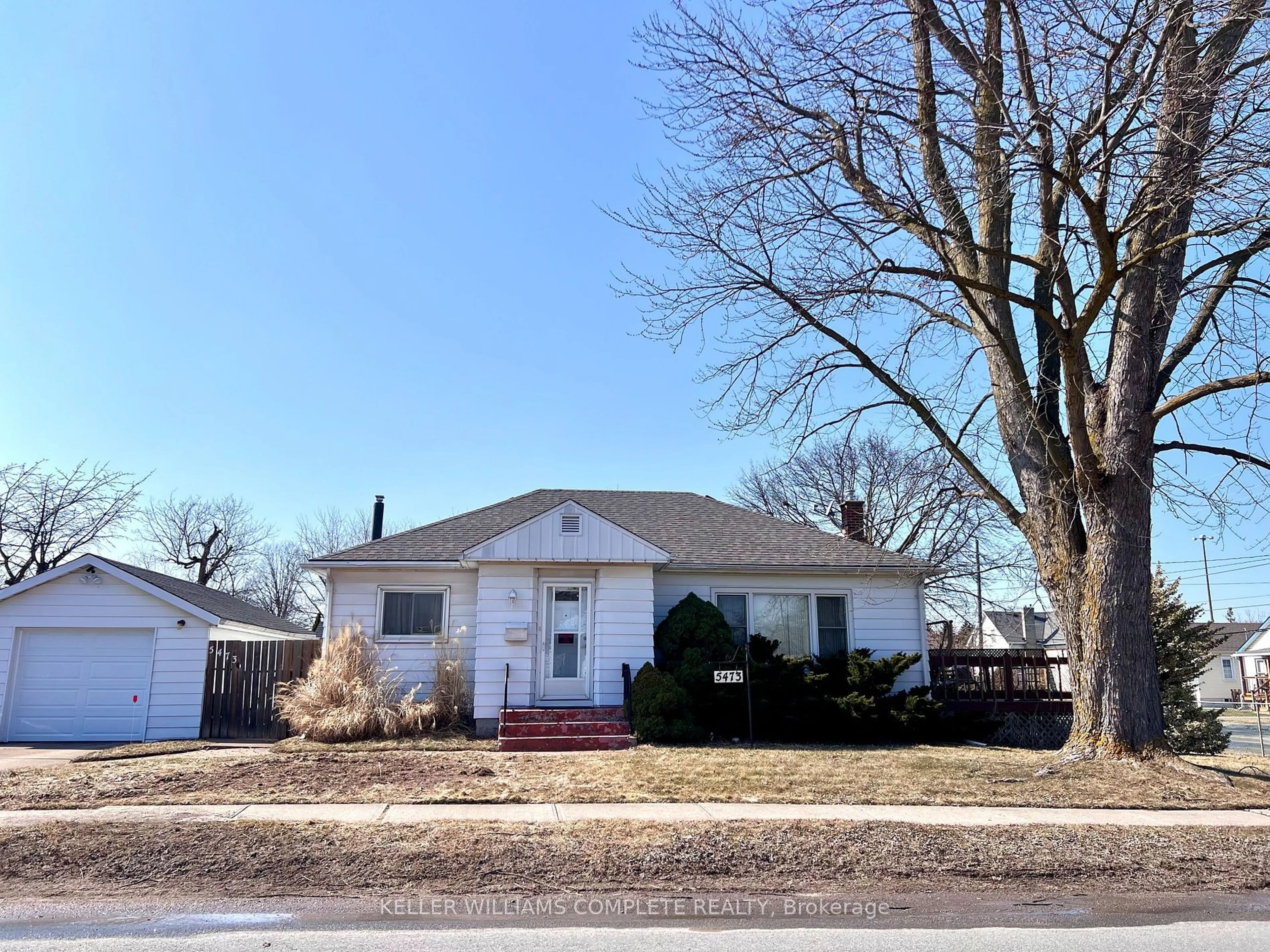 Home with vinyl exterior material, street for 5473 Hillsdale Ave, Niagara Falls Ontario L2G 4T8