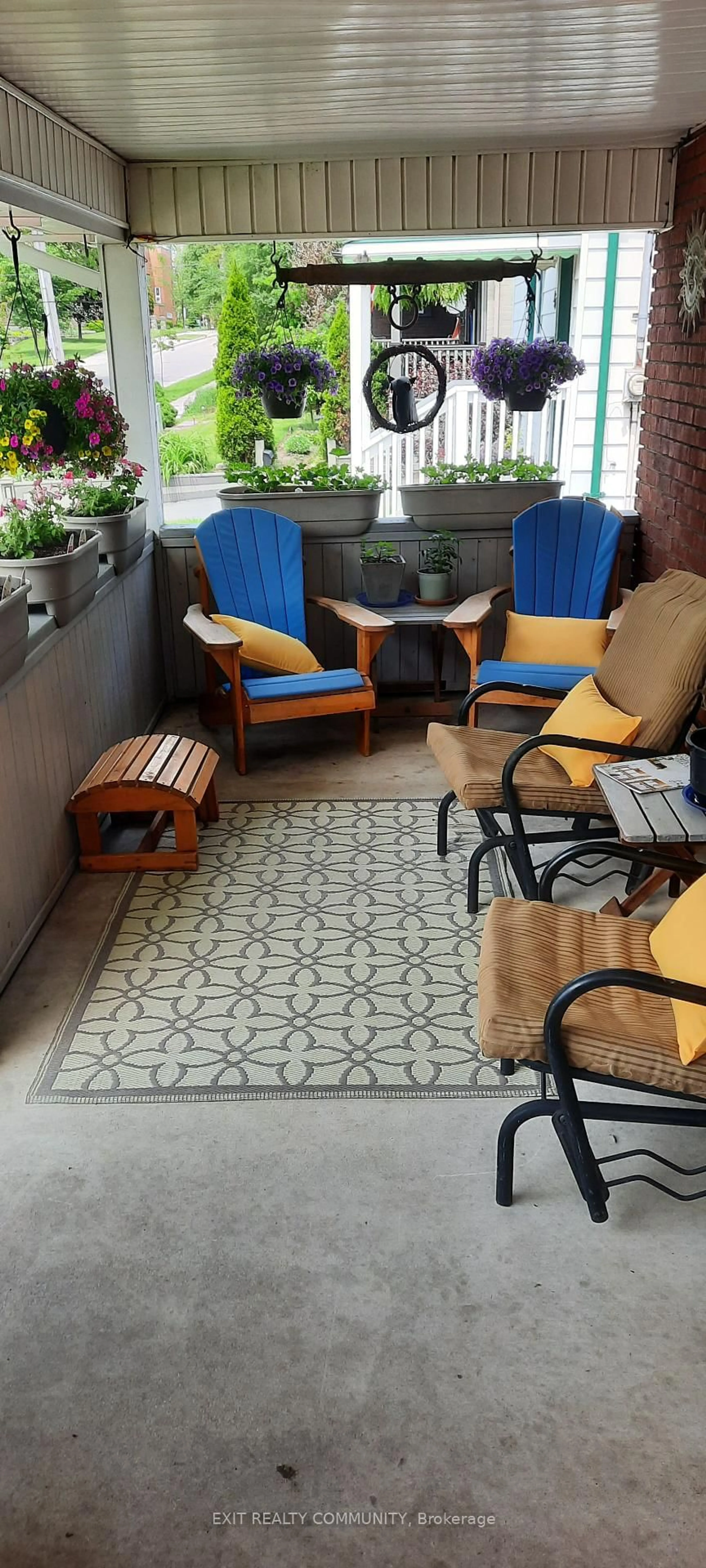 Patio, street for 354 Oakland Ave, London Ontario N5W 4J9