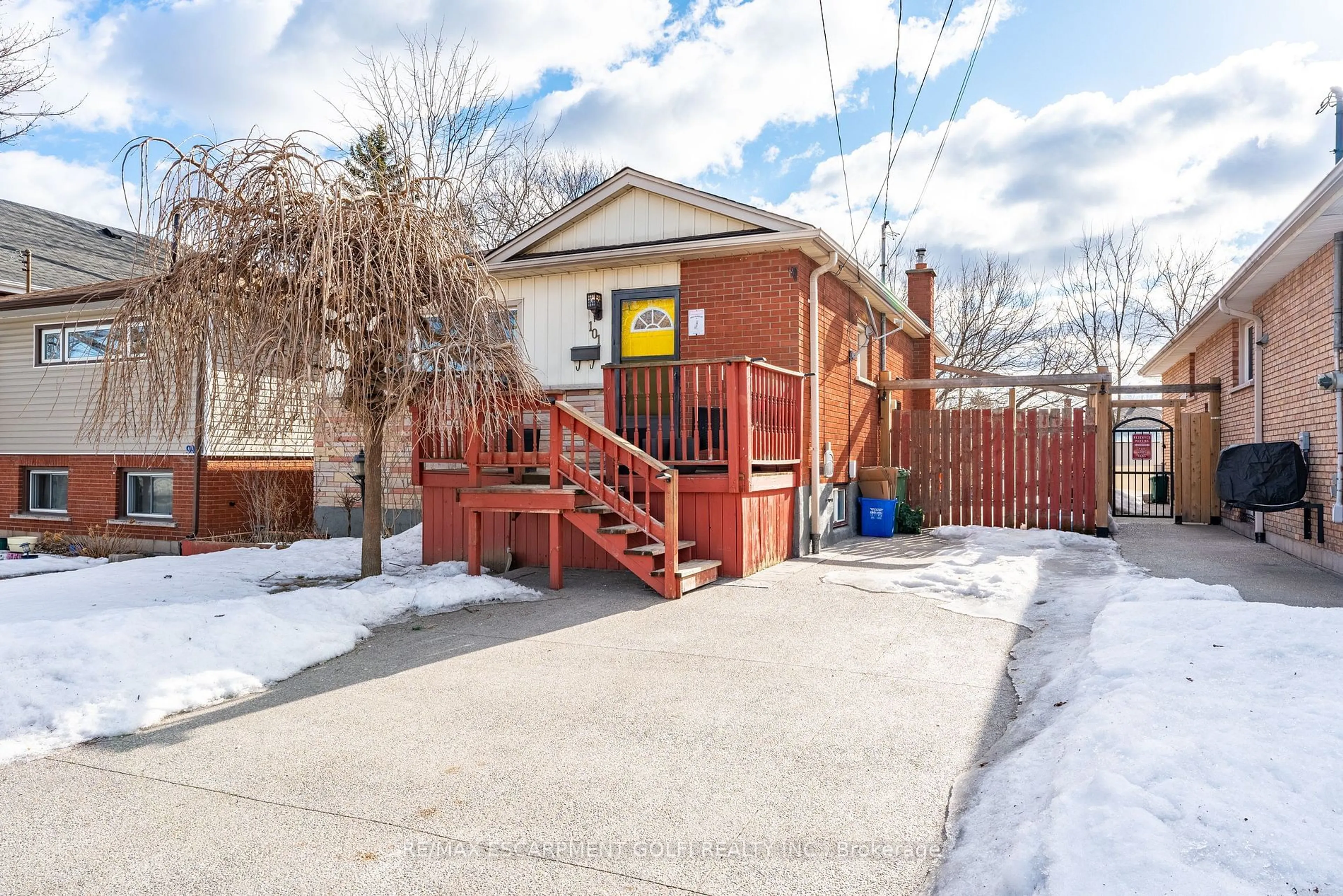 Patio, street for 101 East 24th St, Hamilton Ontario L8V 2X9