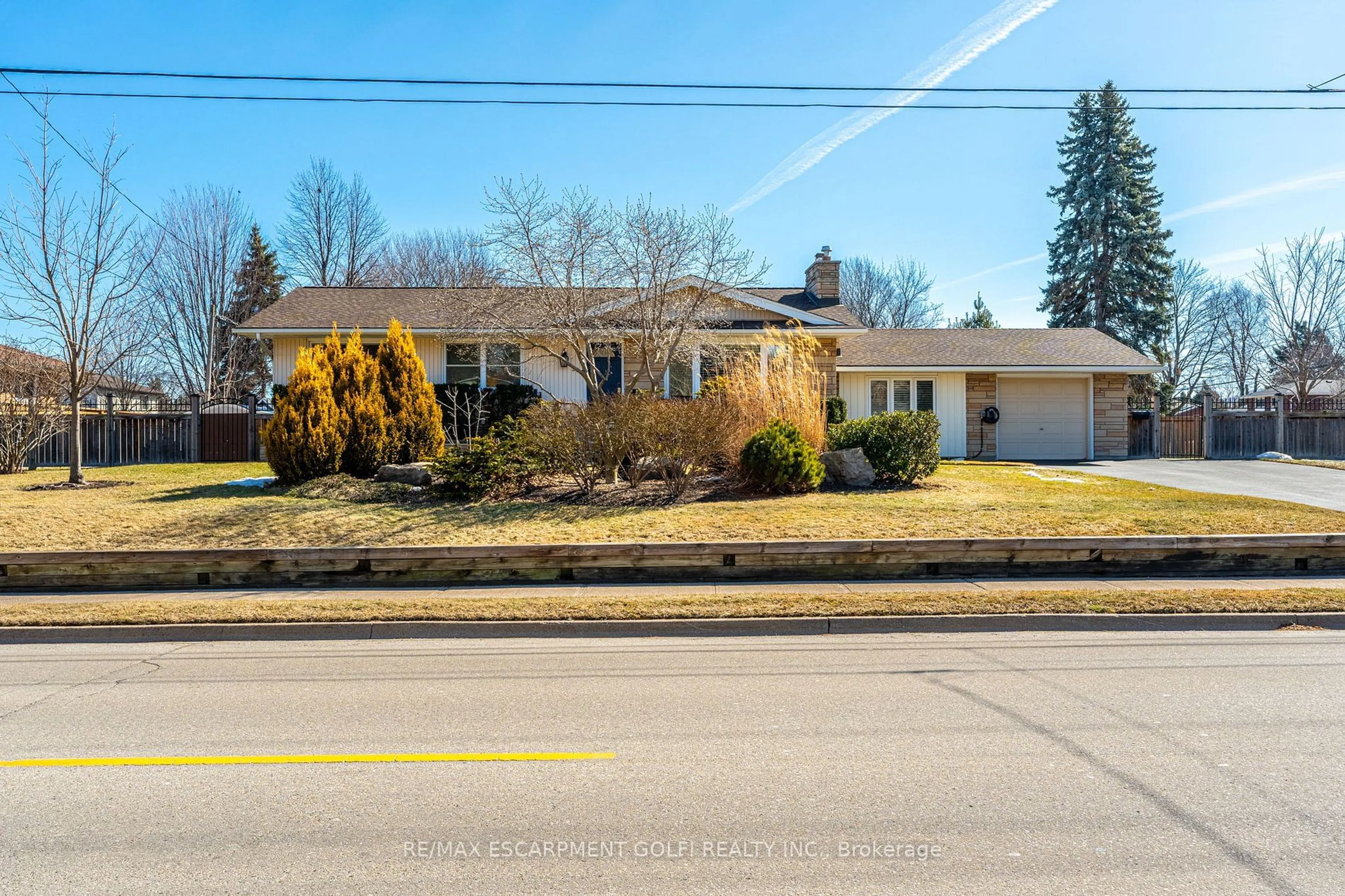 A pic from outside/outdoor area/front of a property/back of a property/a pic from drone, street for 22 Nelles Rd, Grimsby Ontario L3M 2Z8