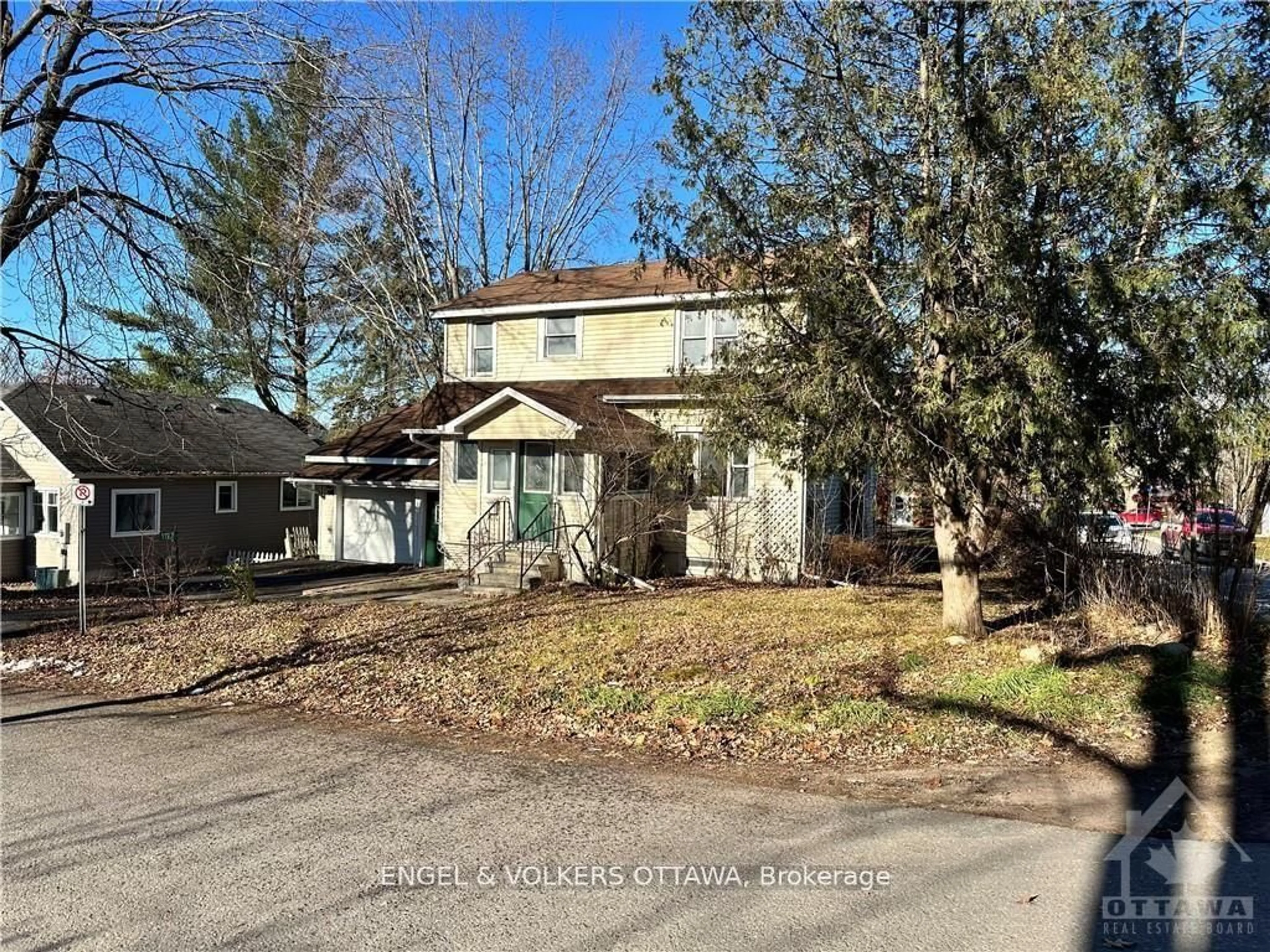 A pic from outside/outdoor area/front of a property/back of a property/a pic from drone, street for 1127 TIGHE St, Manotick - Kars - Rideau Twp and Area Ontario K4M 1A3