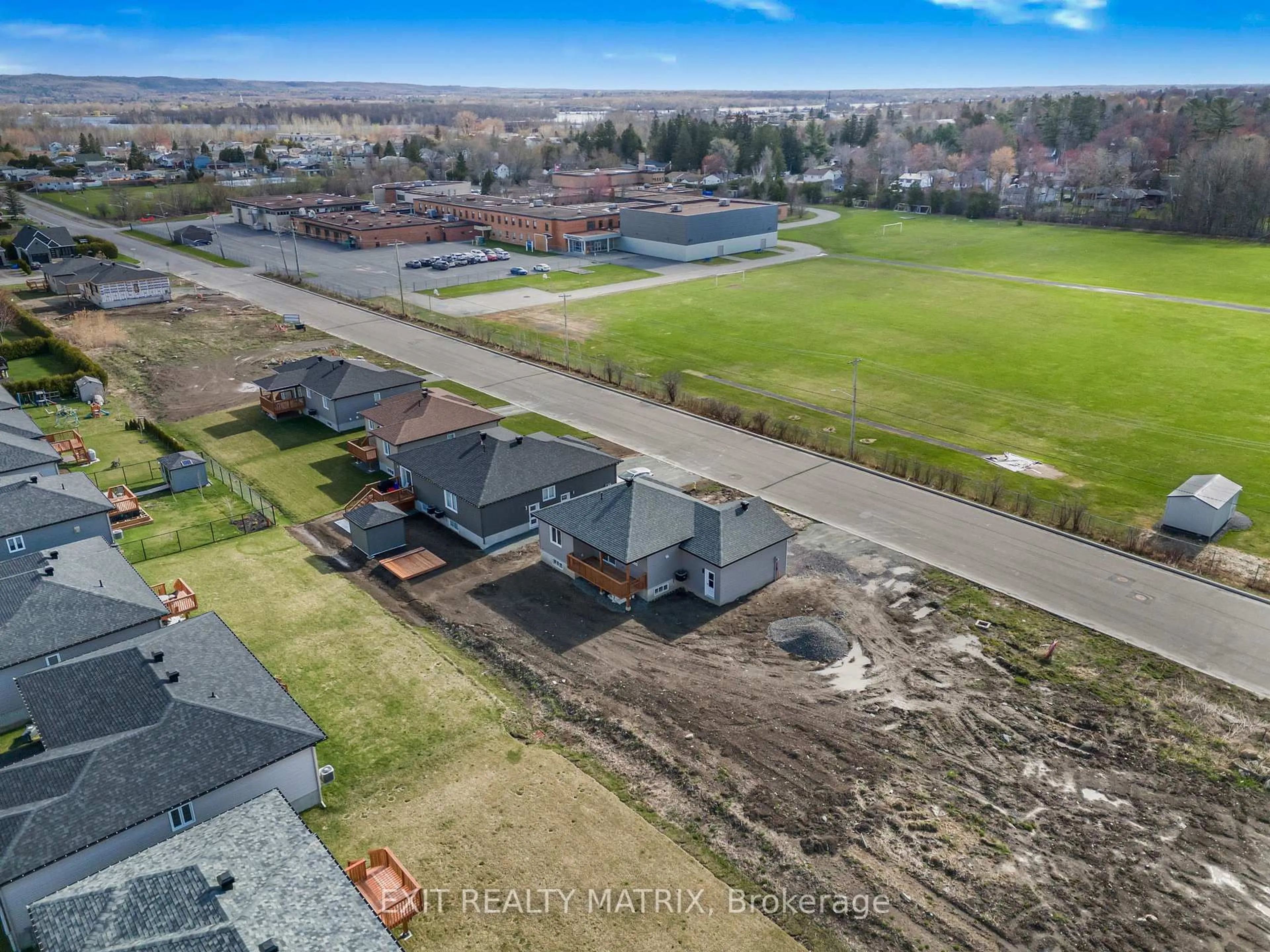 A pic from outside/outdoor area/front of a property/back of a property/a pic from drone, unknown for 700 WEST St, Hawkesbury Ontario K6A 3X1