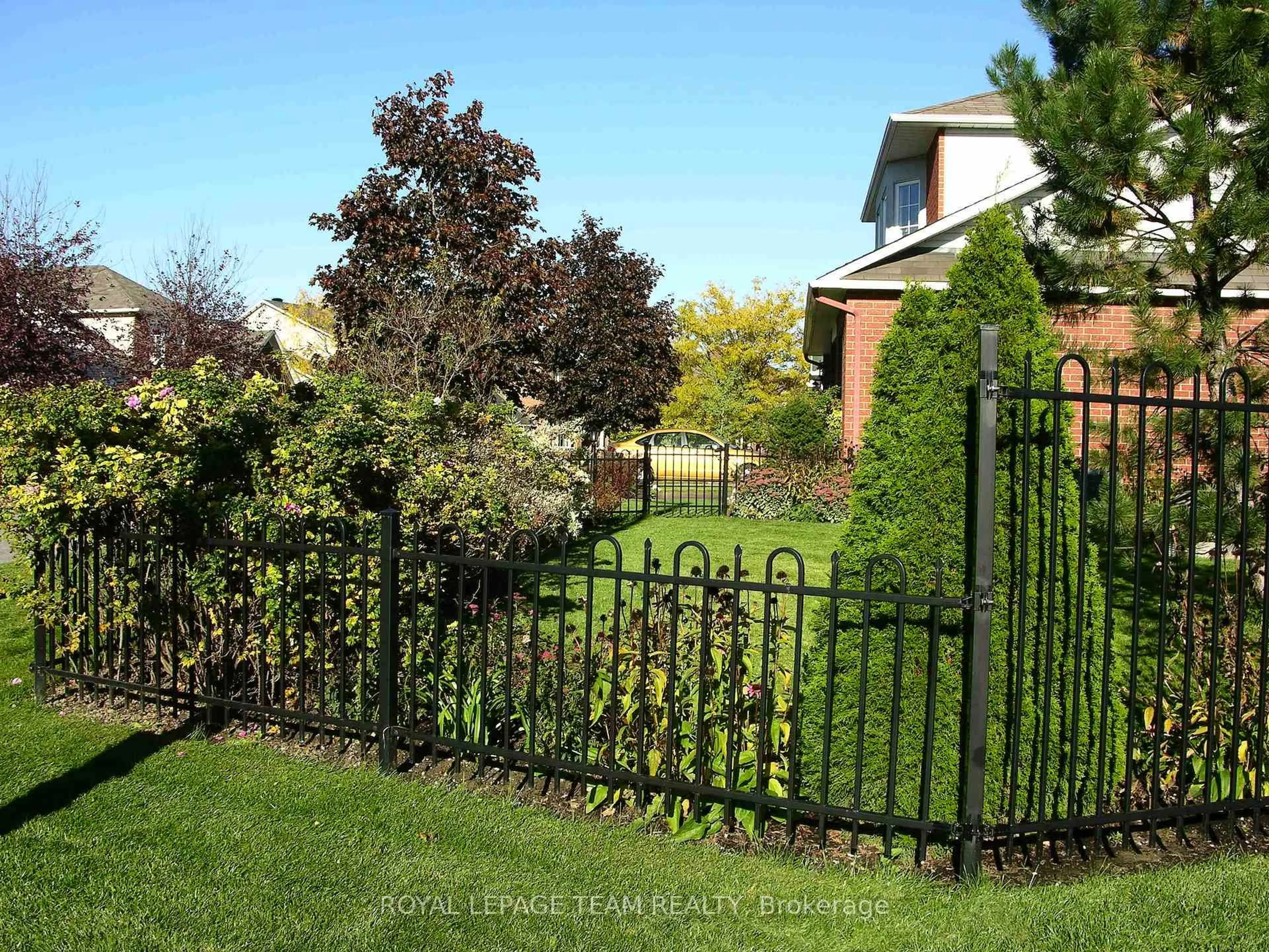 A pic from outside/outdoor area/front of a property/back of a property/a pic from drone, street for 8 Bridlegate Pl, South of Baseline to Knoxdale Ontario K2G 6M6