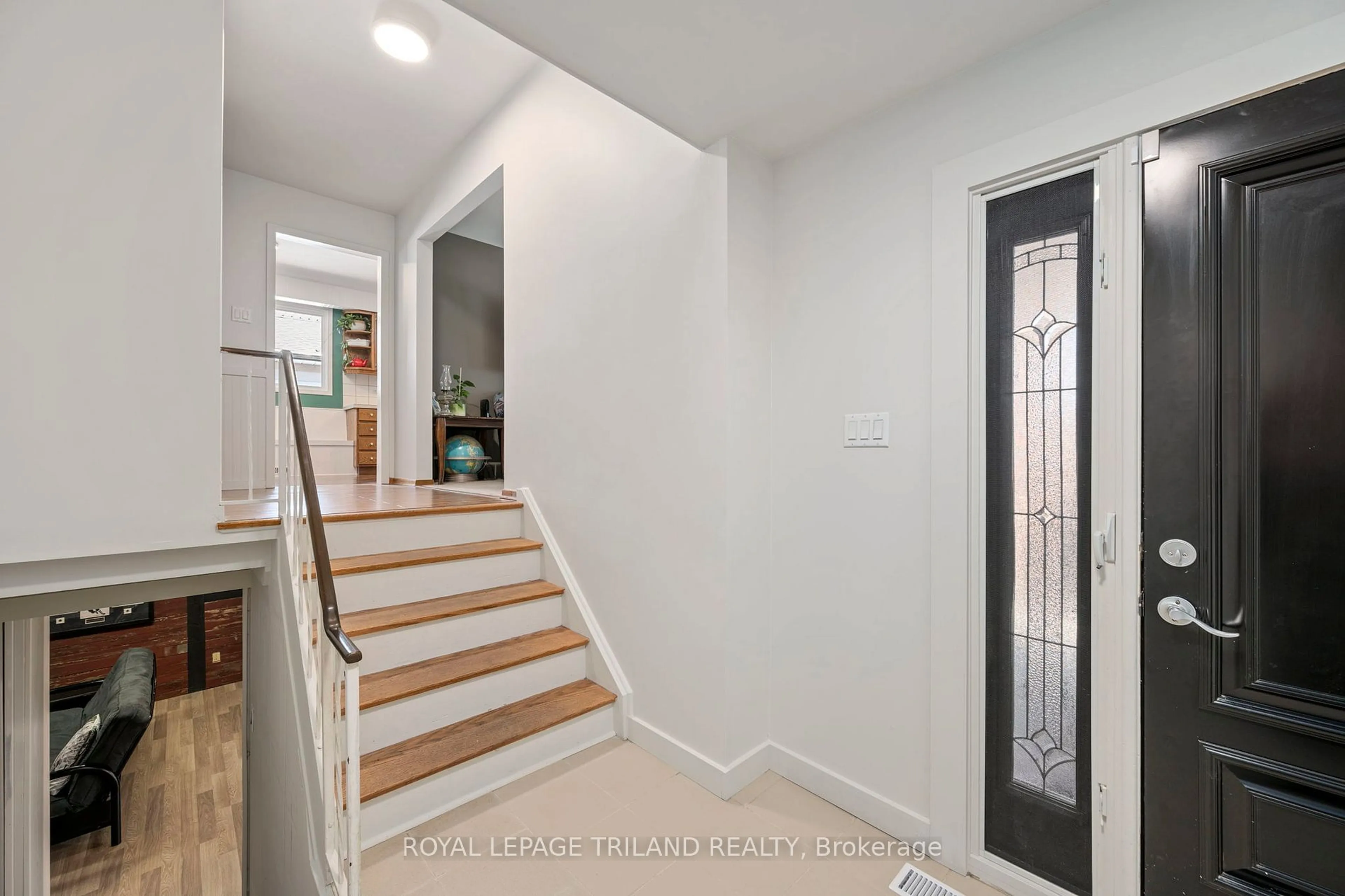 Indoor entryway for 20 Confederation Dr, St. Thomas Ontario N5P 3P2