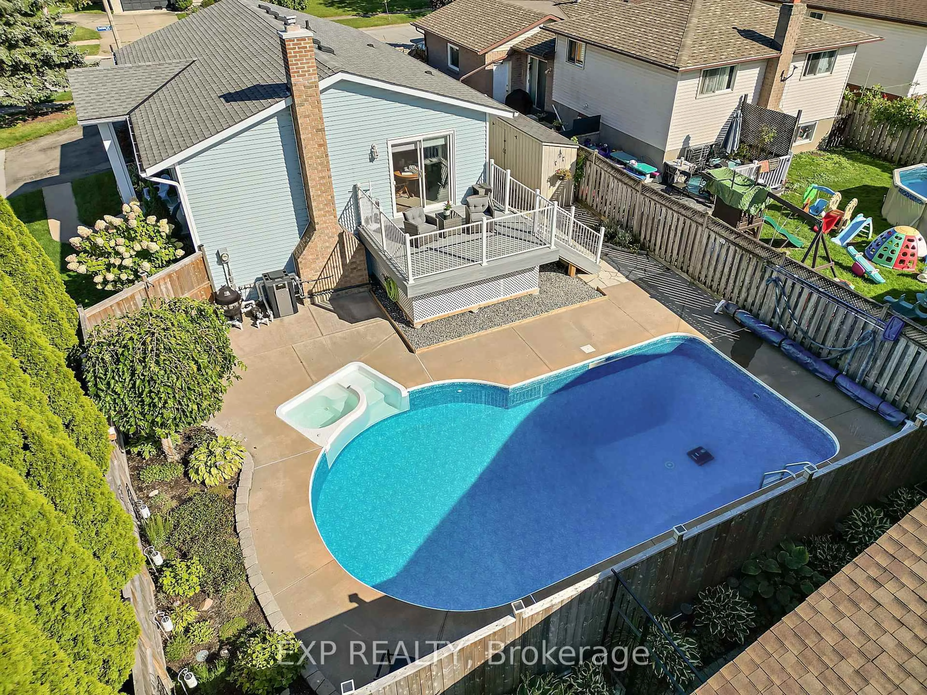 A pic from outside/outdoor area/front of a property/back of a property/a pic from drone, unknown for 7704 Chorozy St, Niagara Falls Ontario L2H 2N9